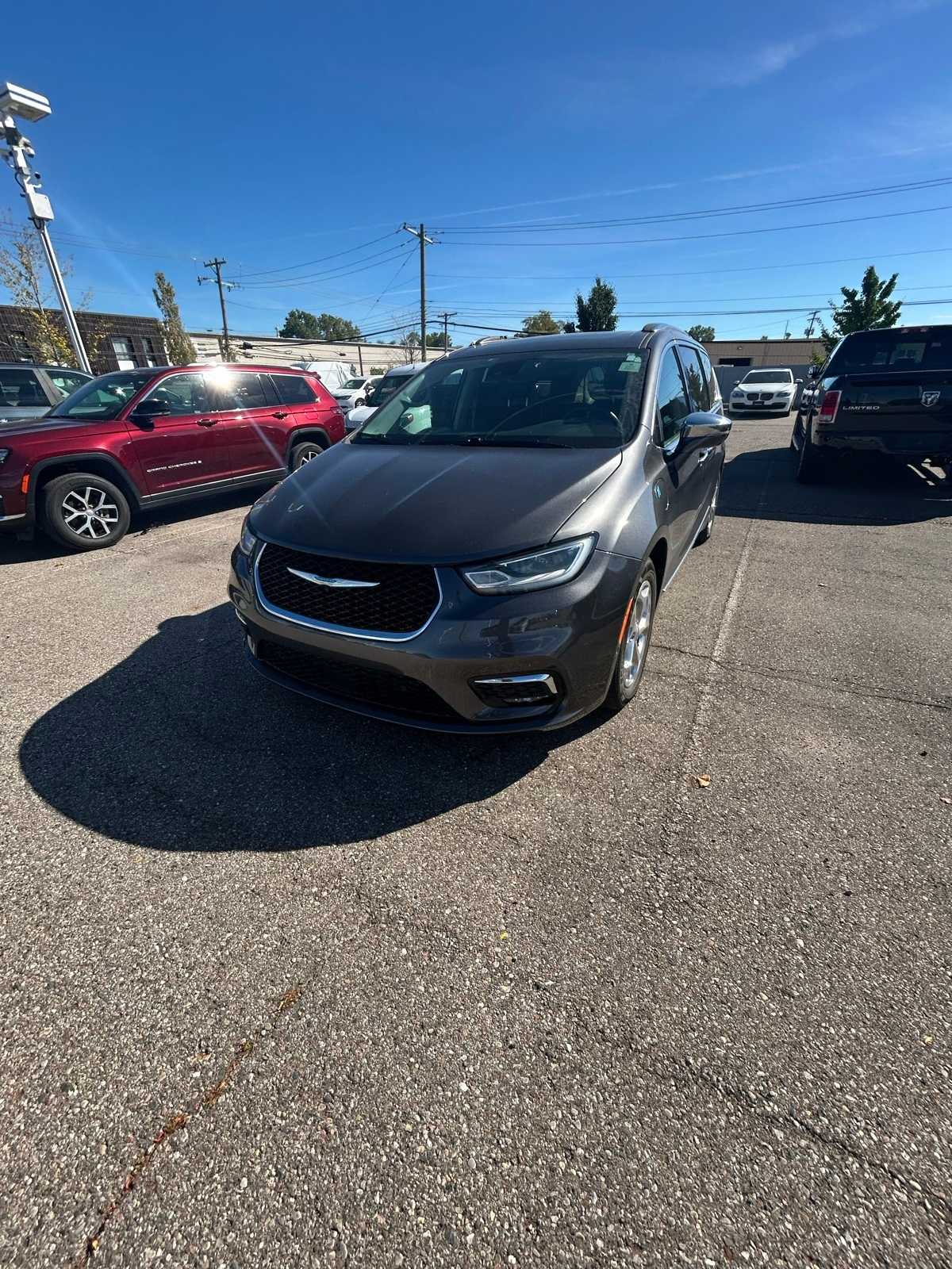 2021 Chrysler Pacifica Limited photo 3