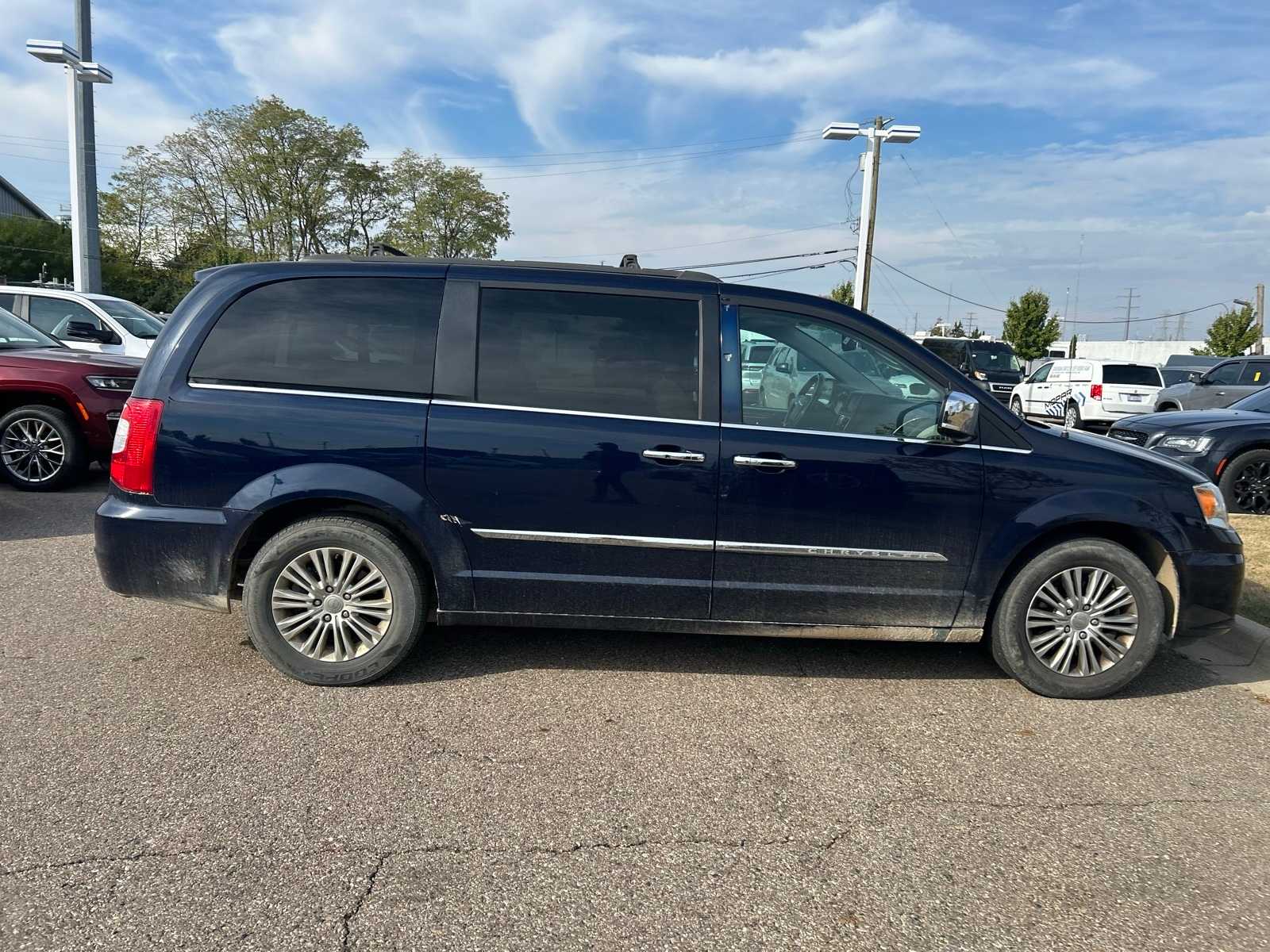 Thumbnail: 2016 Chrysler Town & Country - 12