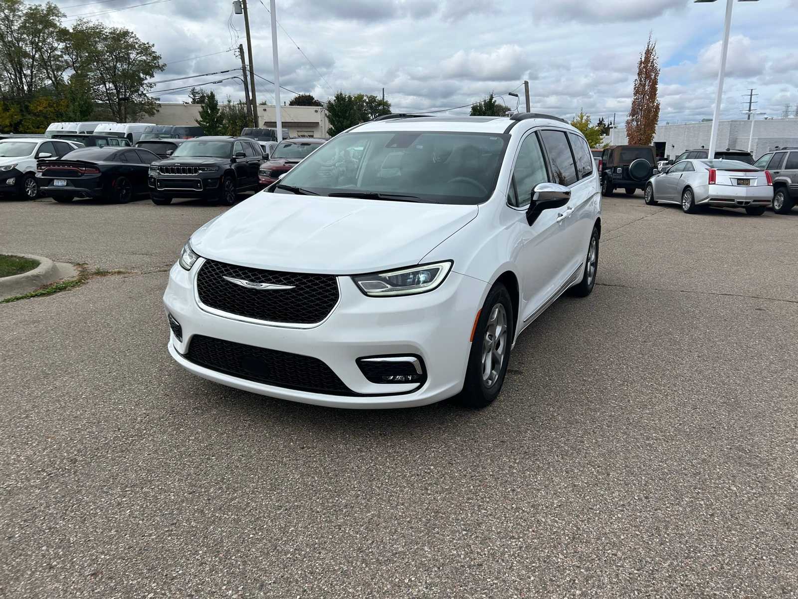 Thumbnail: 2023 Chrysler Pacifica - 4
