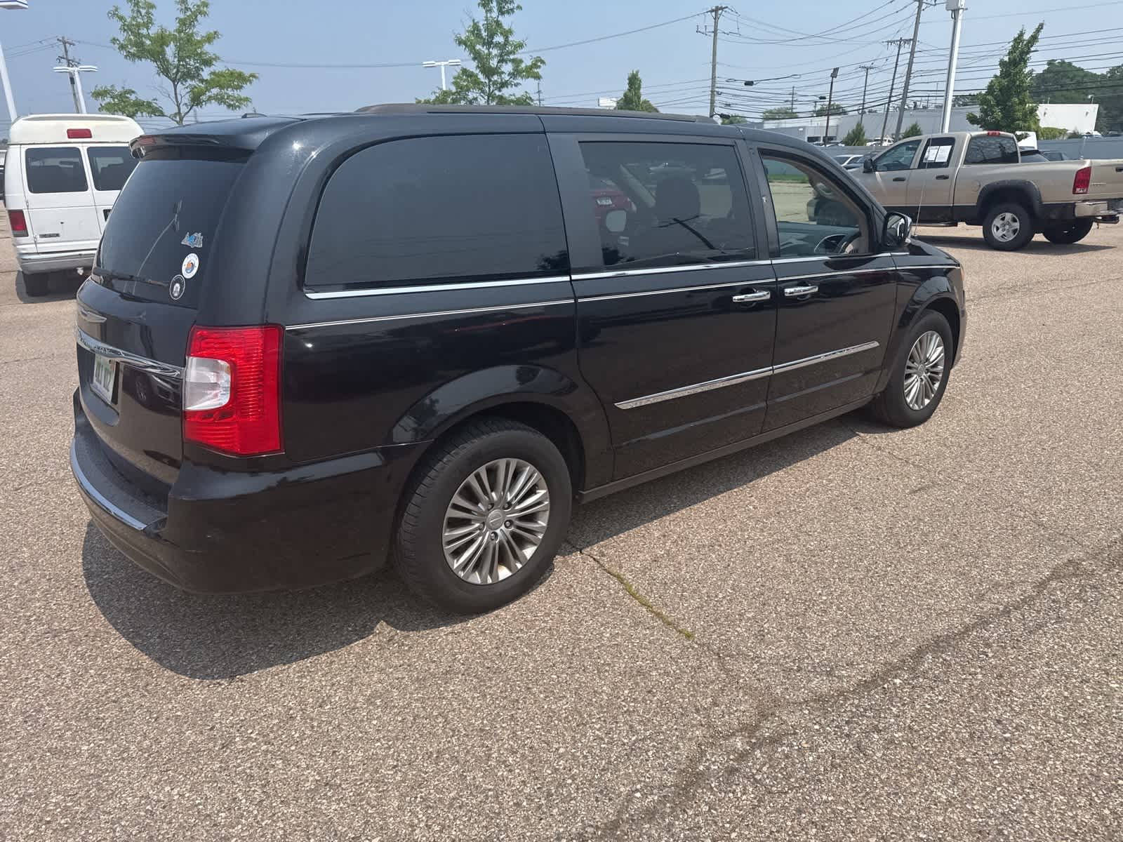 Thumbnail: 2016 Chrysler Town & Country - 15