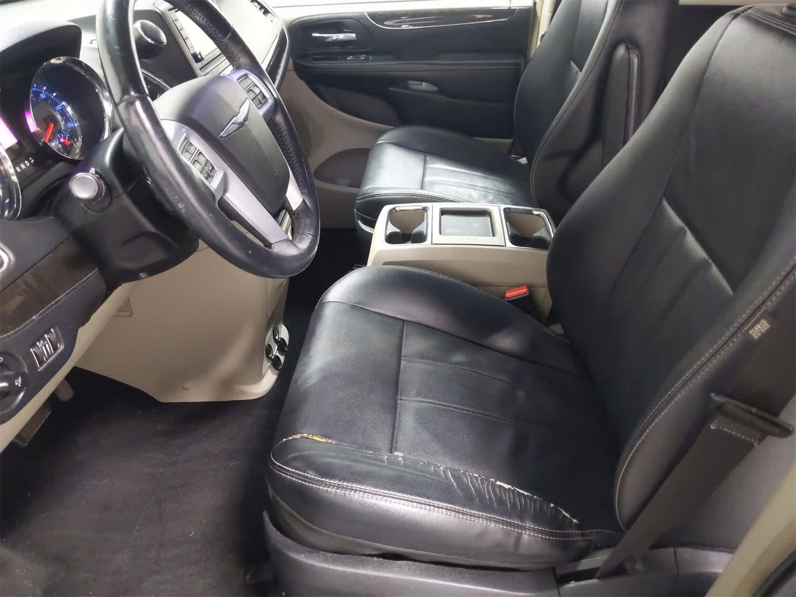 Thumbnail: 2014 Chrysler Town & Country - 17