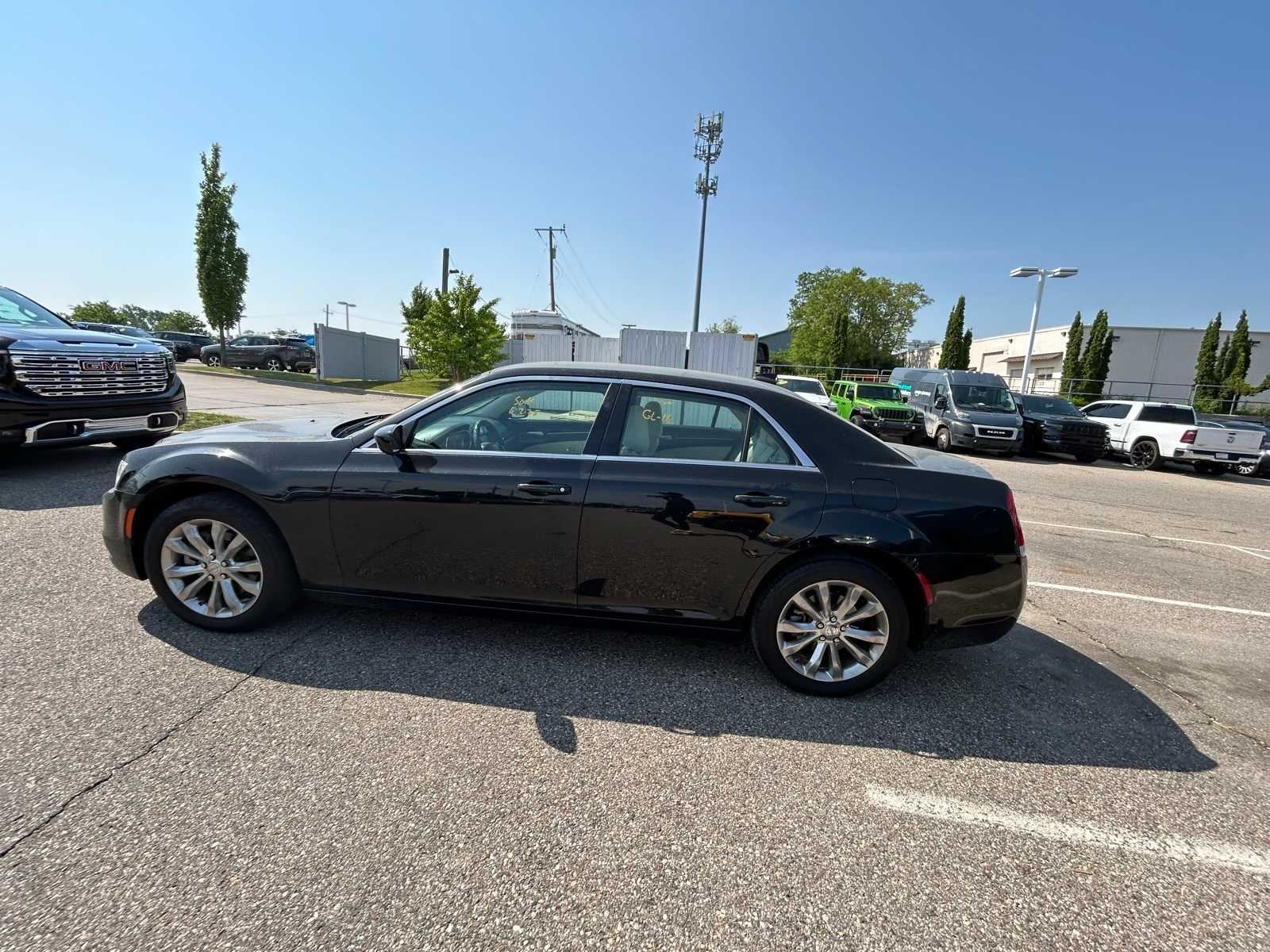 Thumbnail: 2023 Chrysler 300 - 25