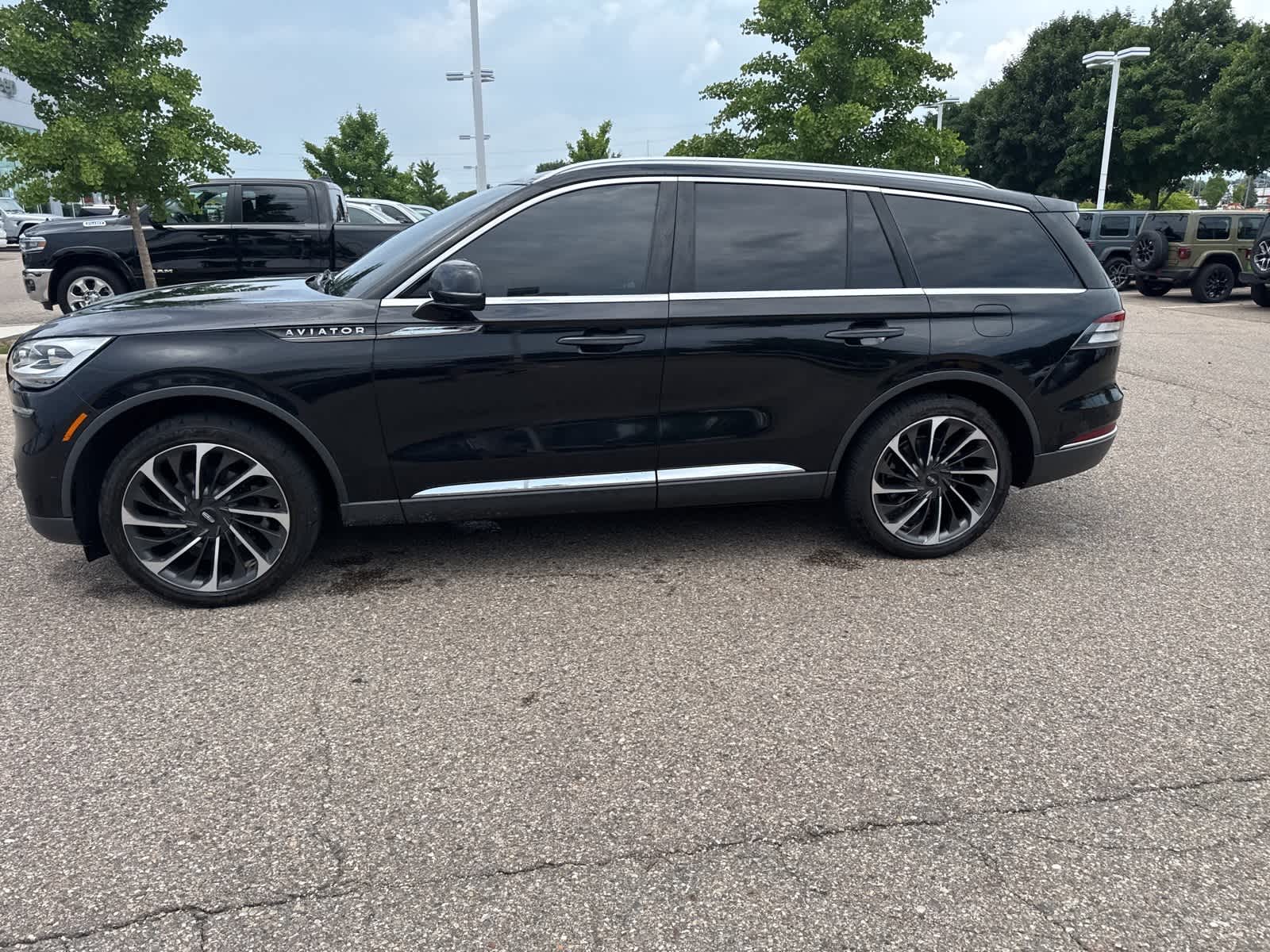 Thumbnail: 2020 Lincoln Aviator - 24