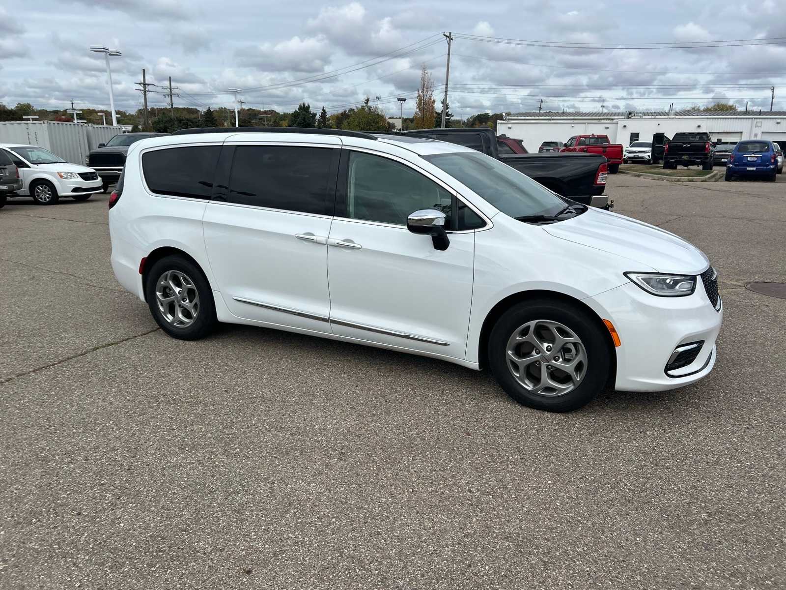 Thumbnail: 2023 Chrysler Pacifica - 9