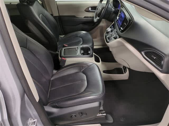 2017 Chrysler Pacifica Touring-L 22