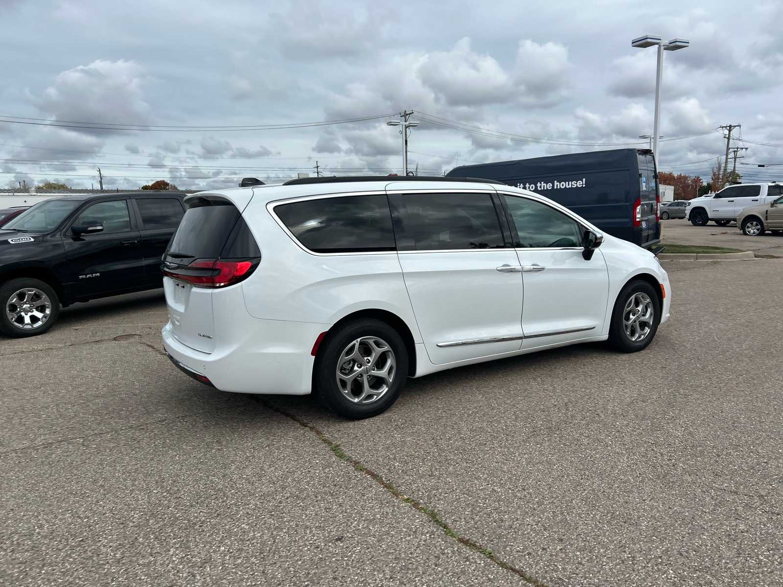 Thumbnail: 2023 Chrysler Pacifica - 19