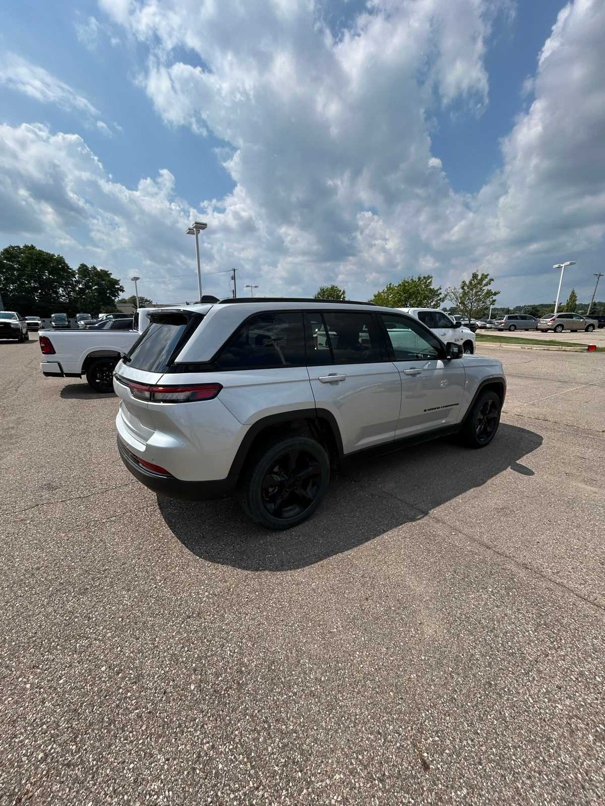 Thumbnail: 2023 Jeep Grand Cherokee - 18