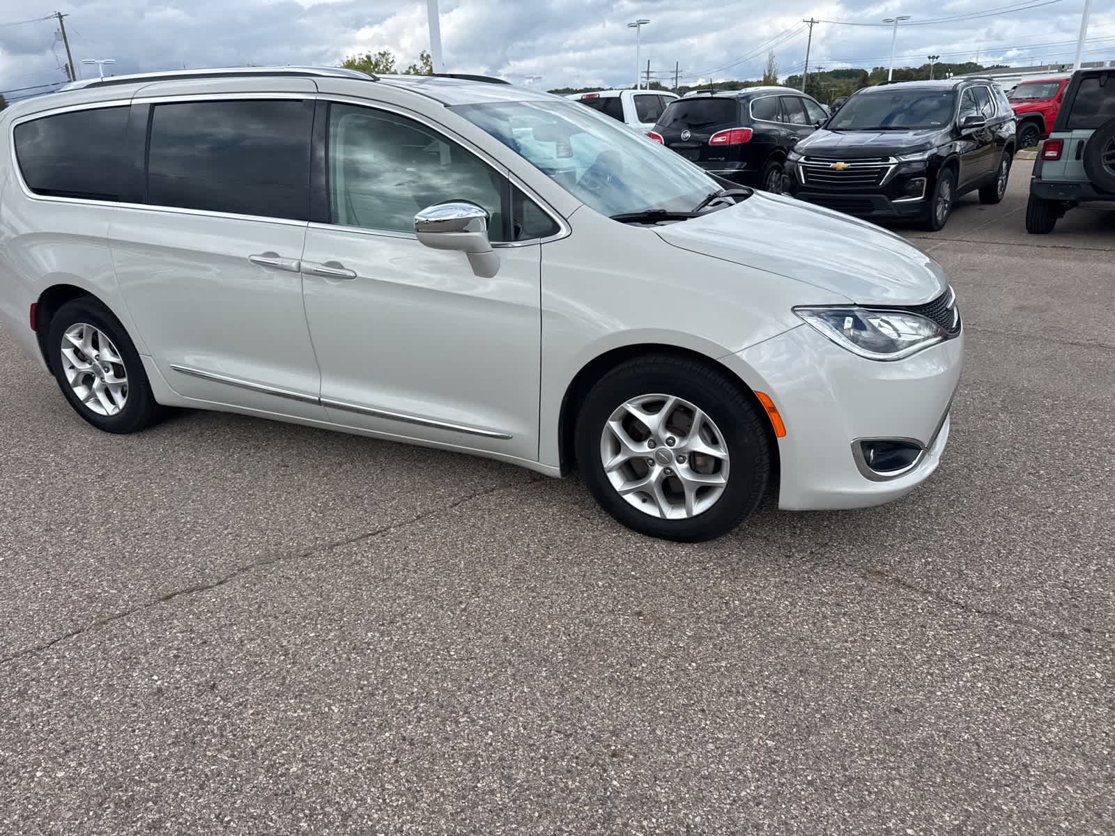 Thumbnail: 2020 Chrysler Pacifica - 10