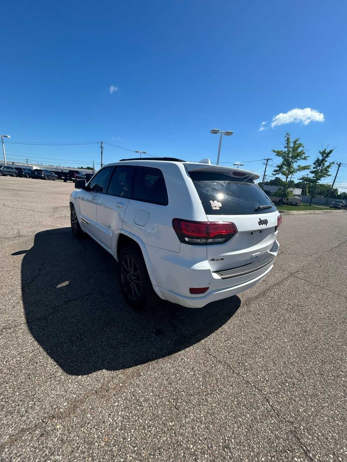 Thumbnail: 2017 Jeep Grand Cherokee - 21
