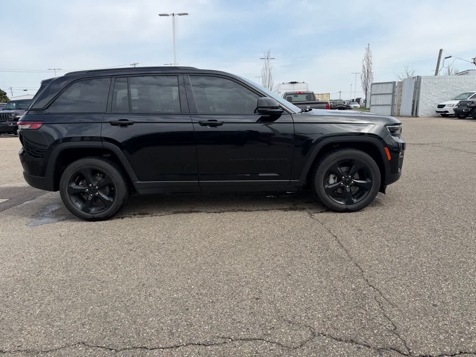 Thumbnail: 2023 Jeep Grand Cherokee - 14