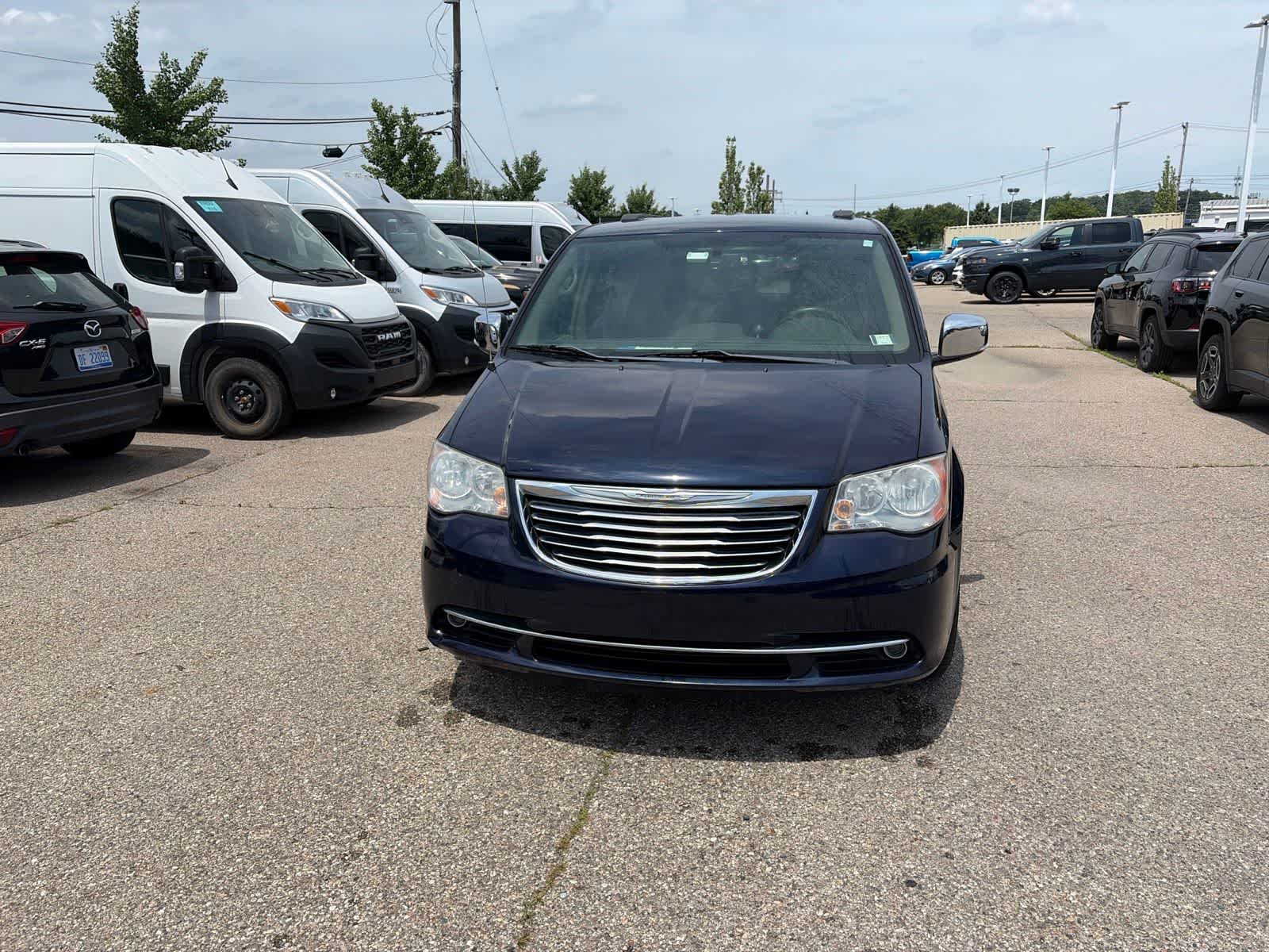 Thumbnail: 2014 Chrysler Town & Country - 3
