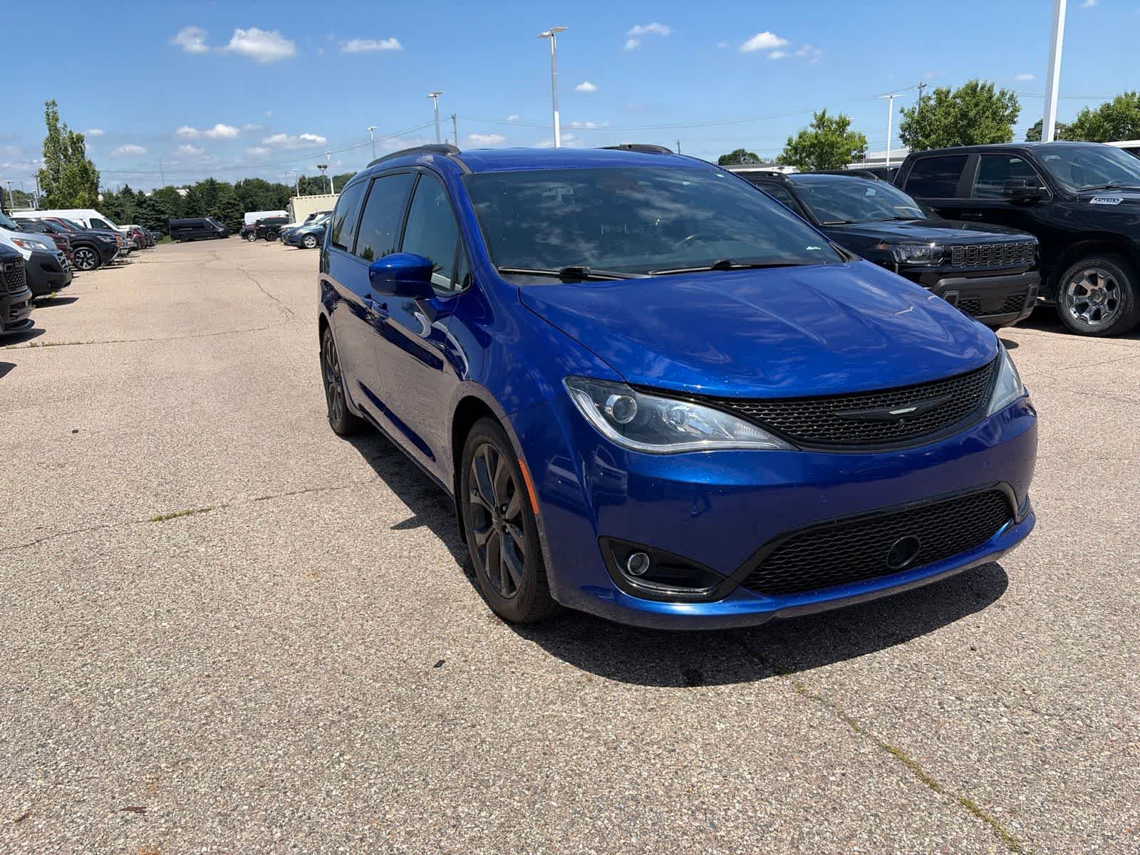 Thumbnail: 2019 Chrysler Pacifica - 3