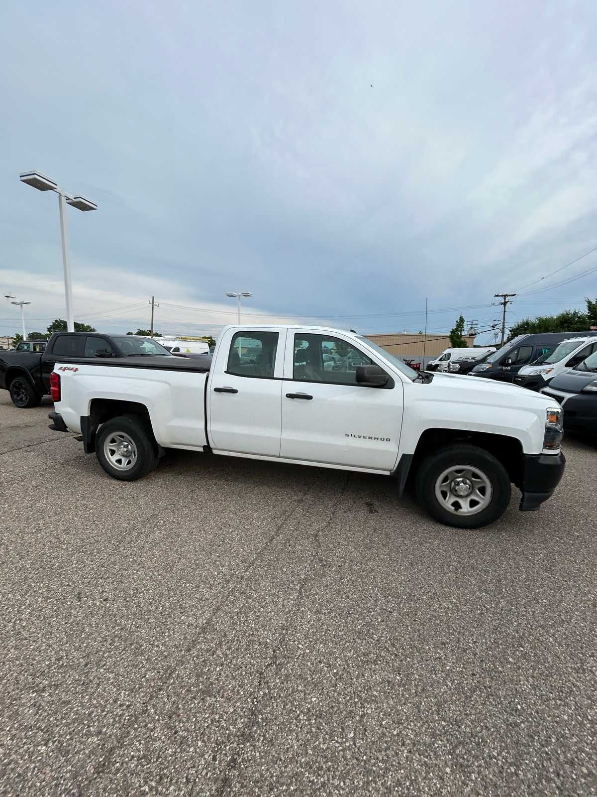 Thumbnail: 2017 Chevrolet Silverado 1500 - 10