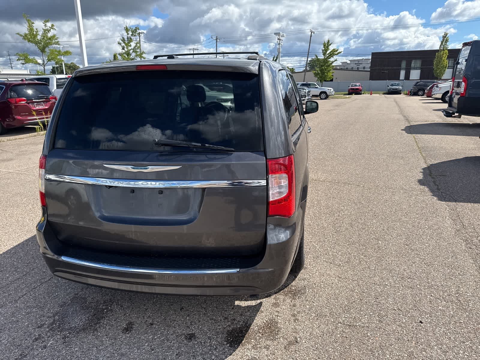 Thumbnail: 2015 Chrysler Town & Country - 17