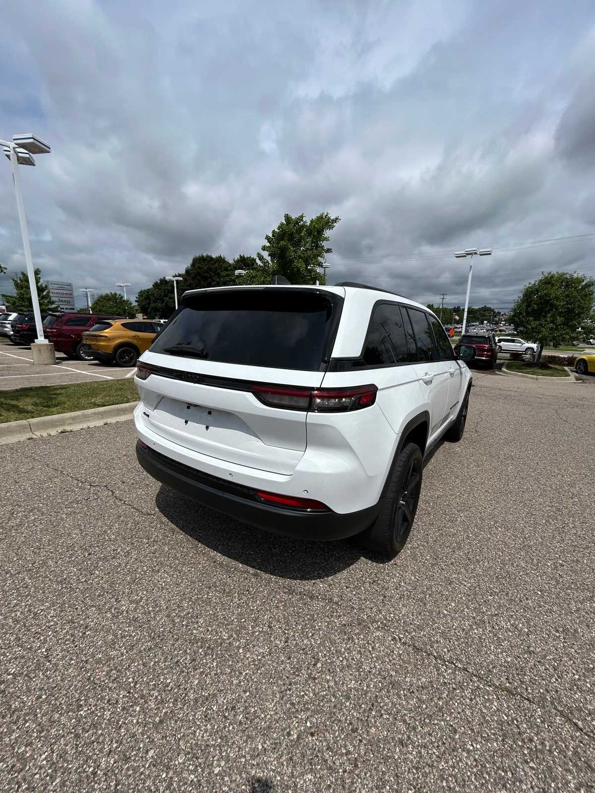Thumbnail: 2023 Jeep Grand Cherokee - 17