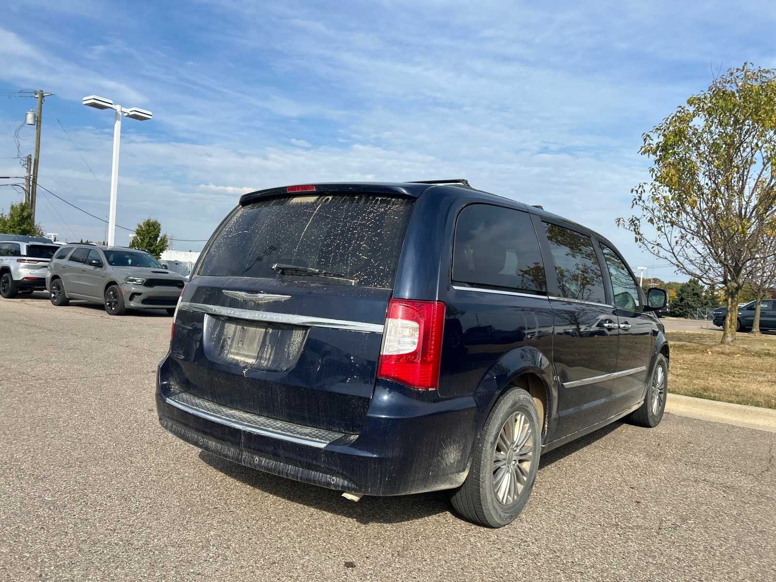 Thumbnail: 2016 Chrysler Town & Country - 19