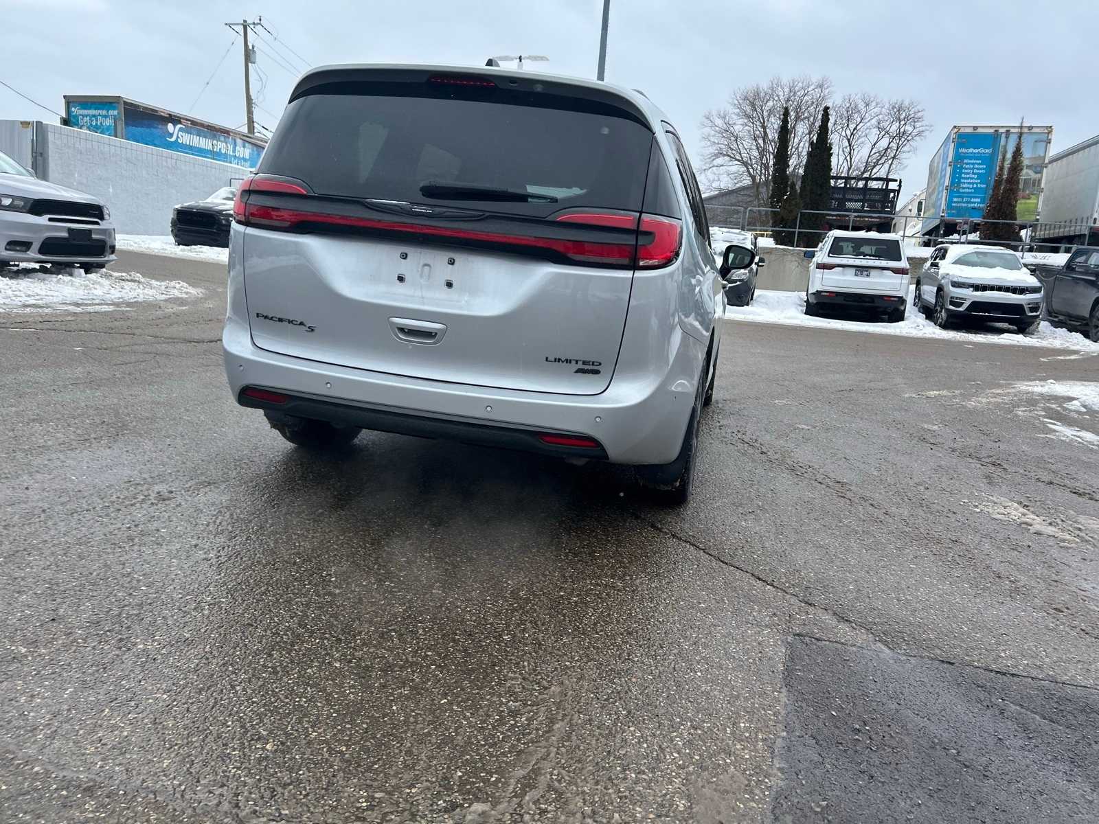 Thumbnail: 2023 Chrysler Pacifica - 18