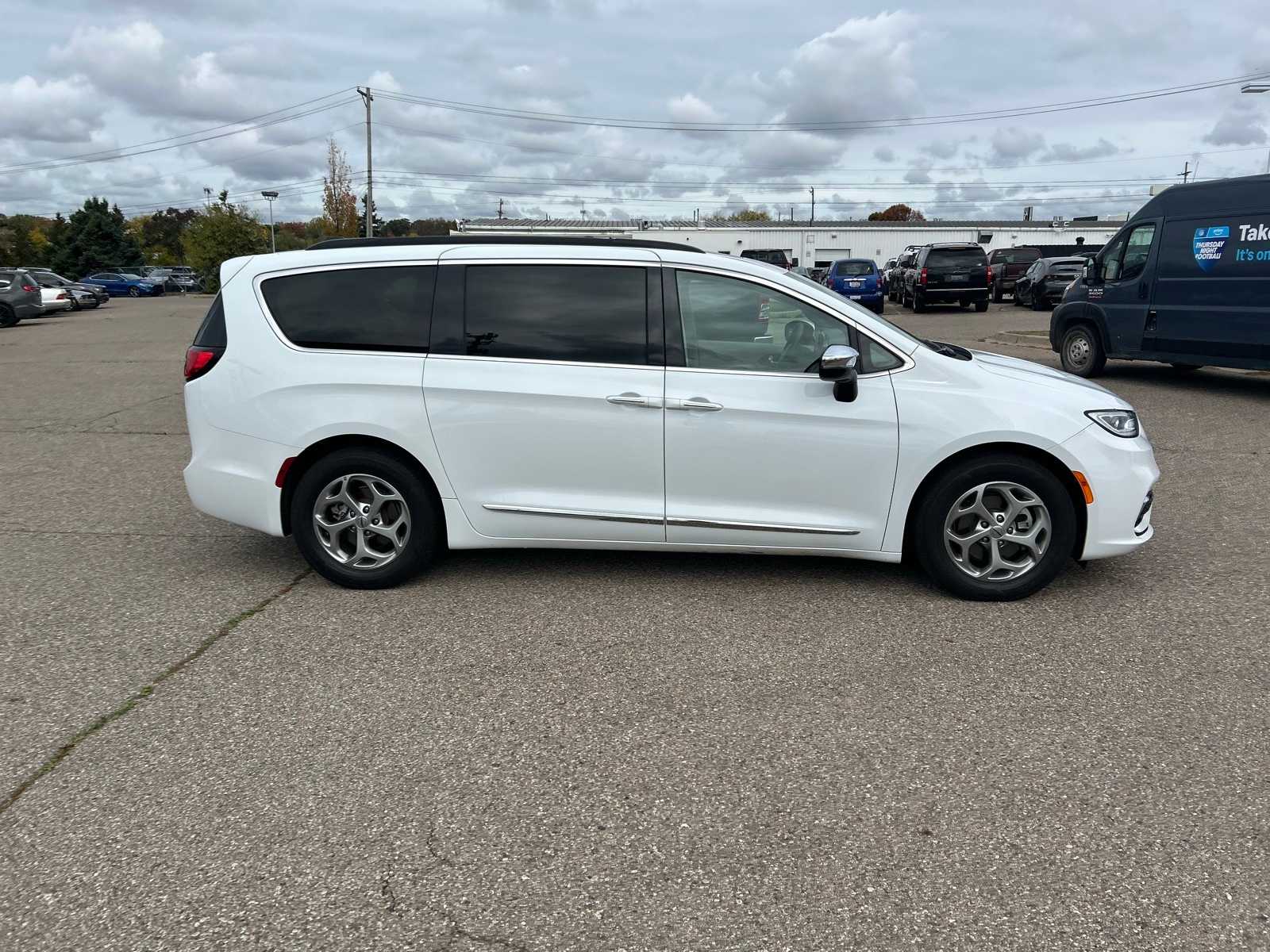 Thumbnail: 2023 Chrysler Pacifica - 12
