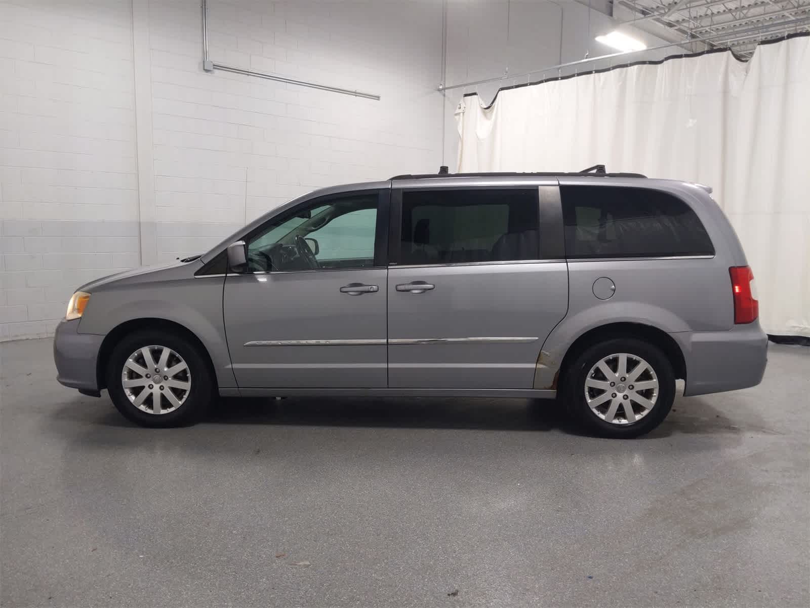 Thumbnail: 2014 Chrysler Town & Country - 11