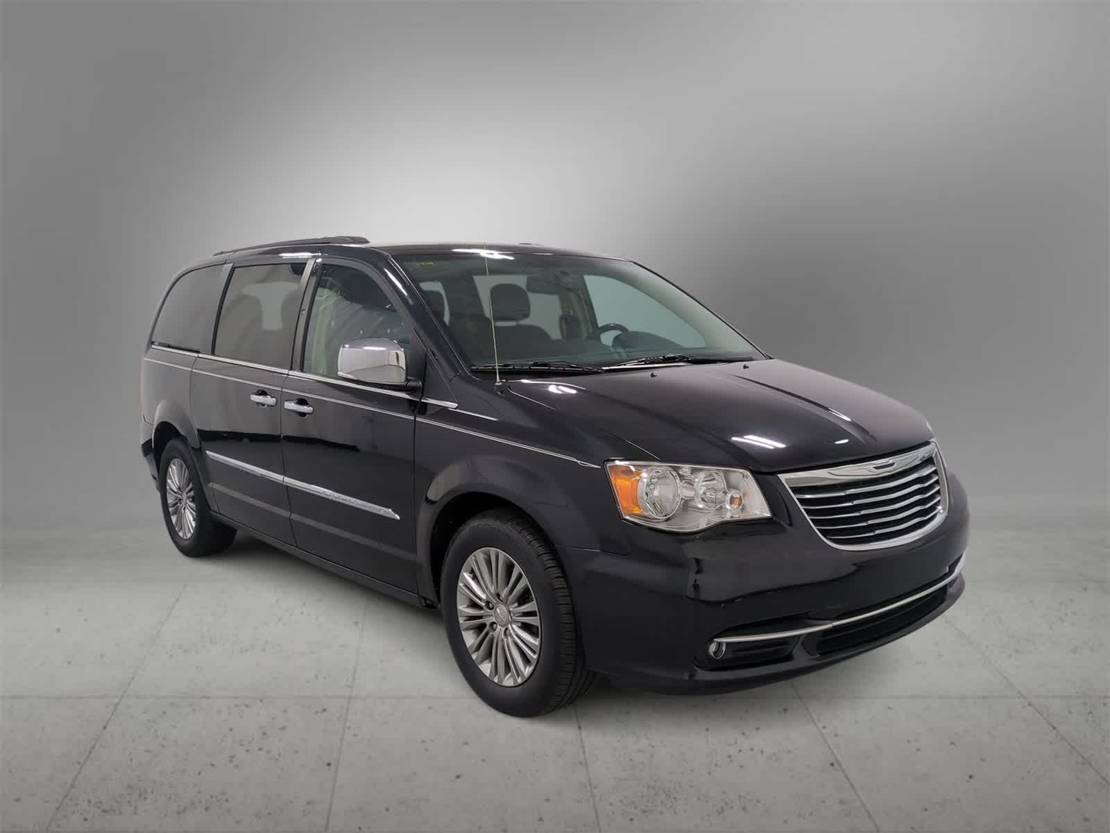 Thumbnail: 2016 Chrysler Town & Country - 2