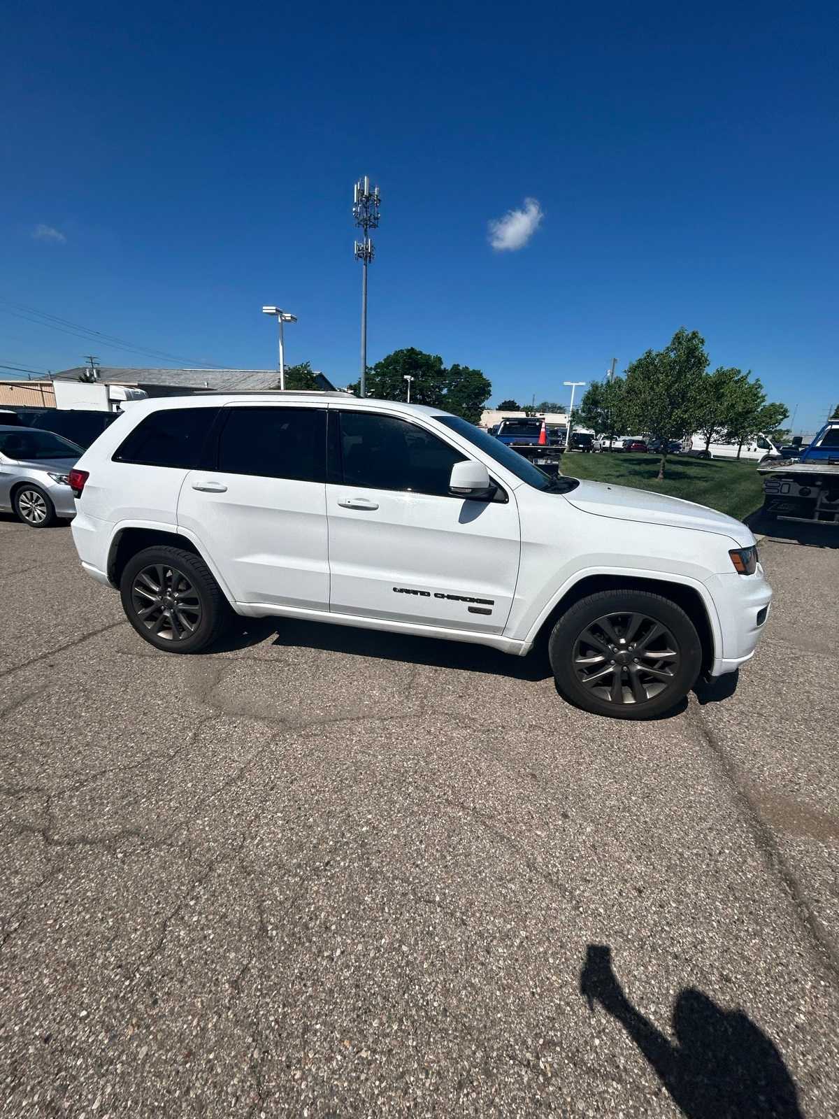 Thumbnail: 2017 Jeep Grand Cherokee - 8