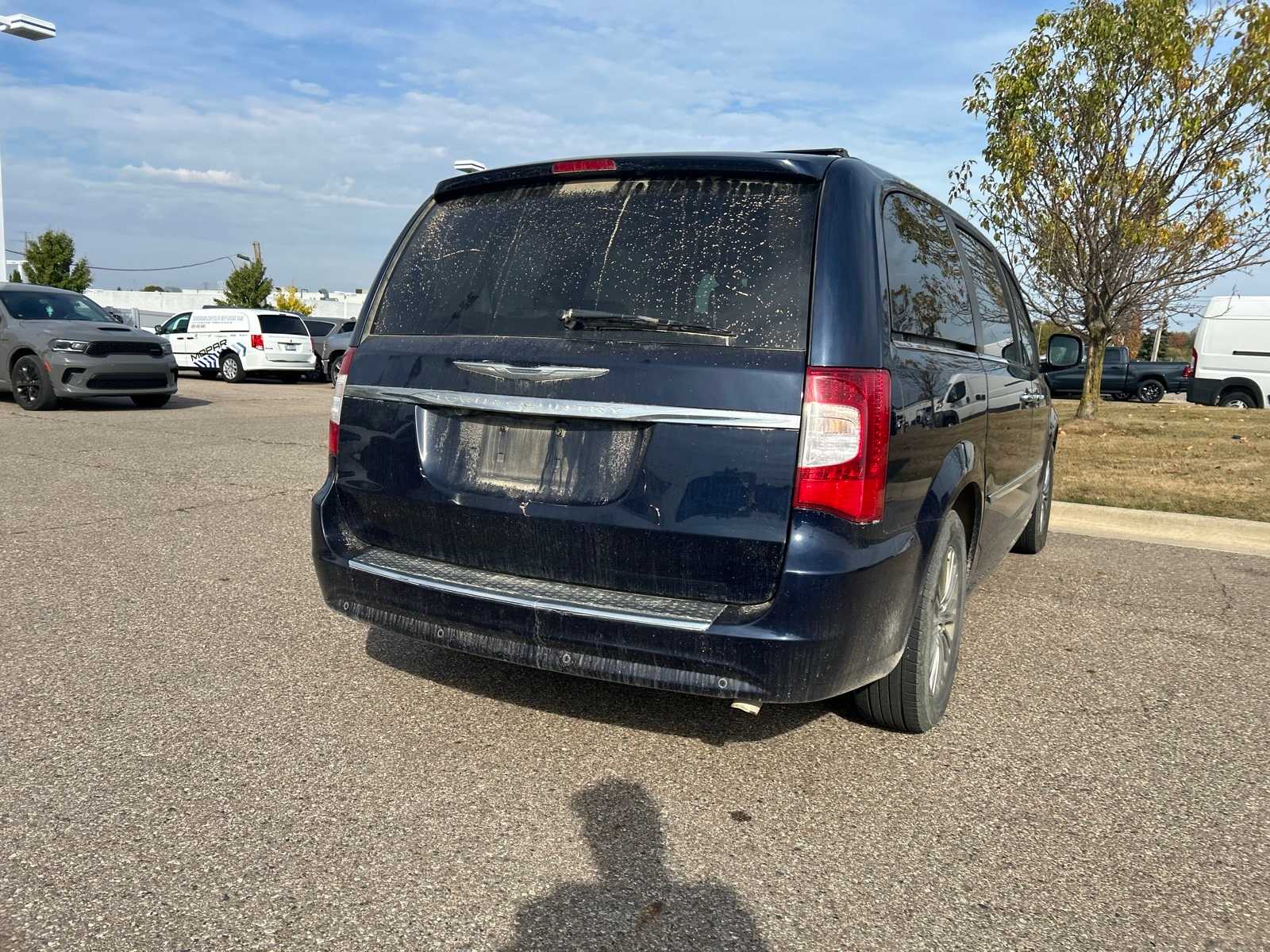 Thumbnail: 2016 Chrysler Town & Country - 18