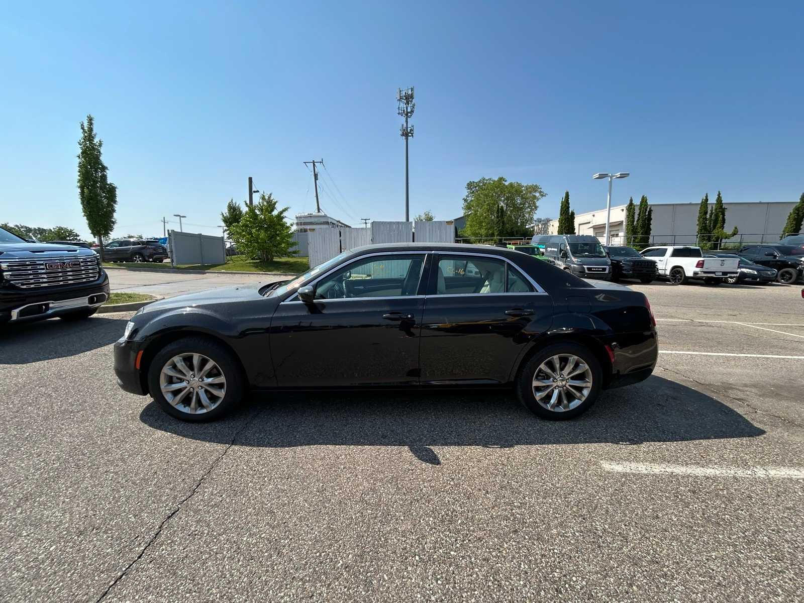 Thumbnail: 2023 Chrysler 300 - 24