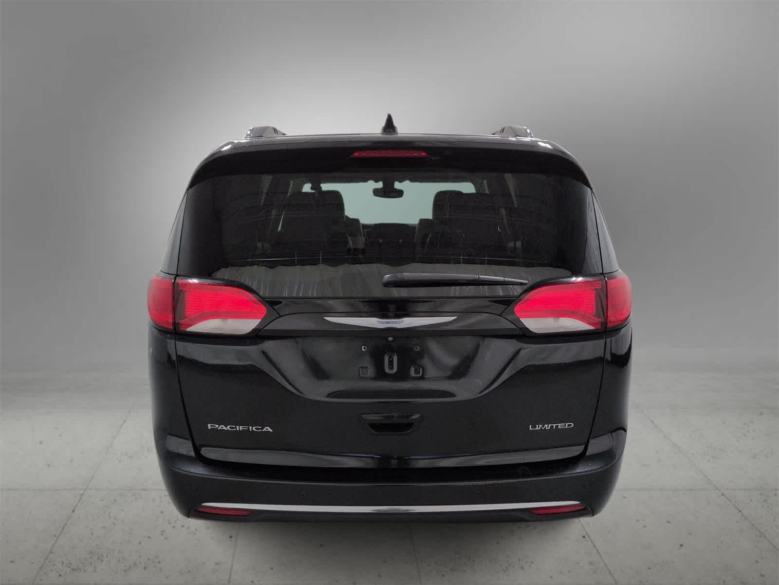 Thumbnail: 2017 Chrysler Pacifica - 8