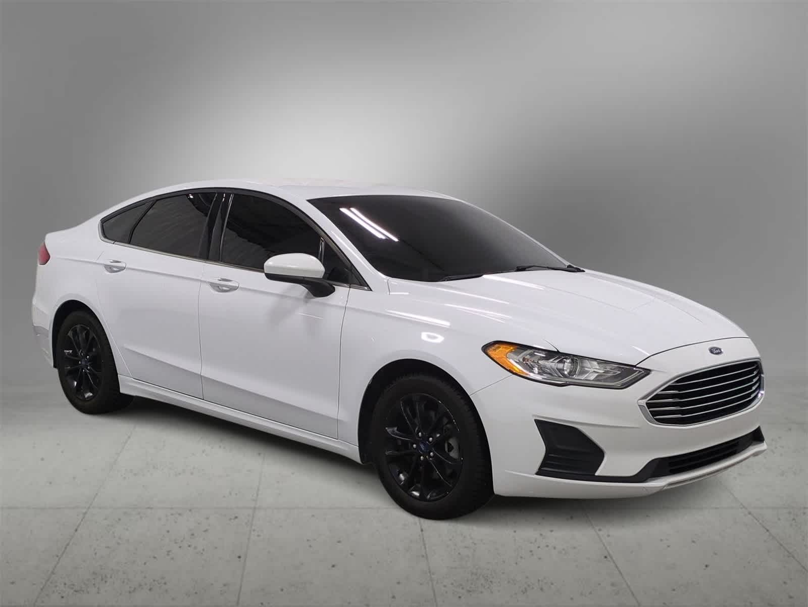 2020 Ford Fusion SE photo 2