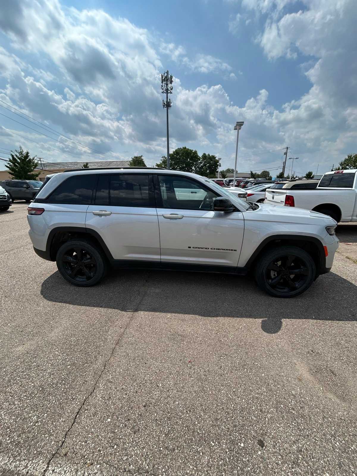 Thumbnail: 2023 Jeep Grand Cherokee - 10
