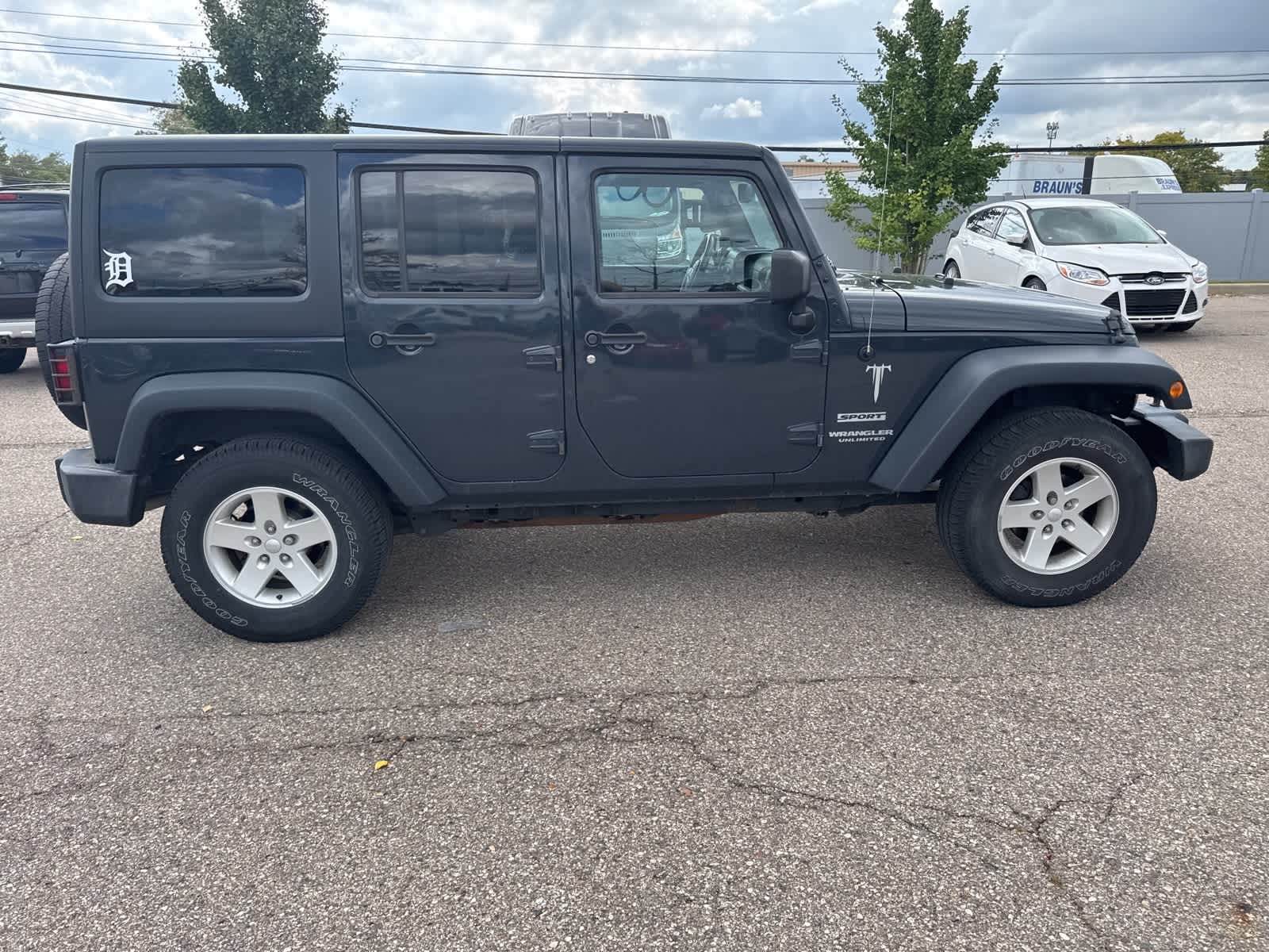 Thumbnail: 2017 Jeep Wrangler - 14