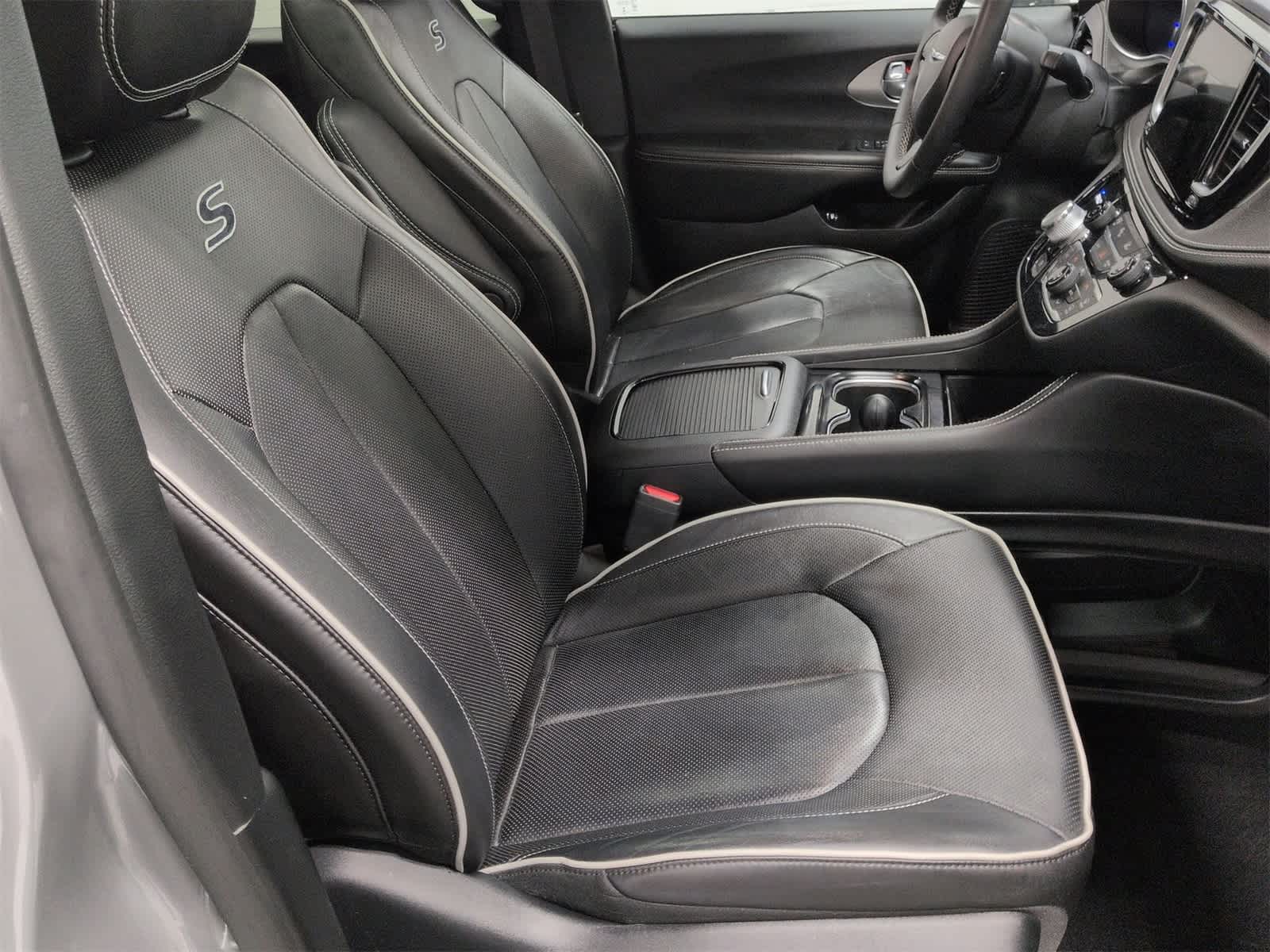 Thumbnail: 2022 Chrysler Pacifica - 24