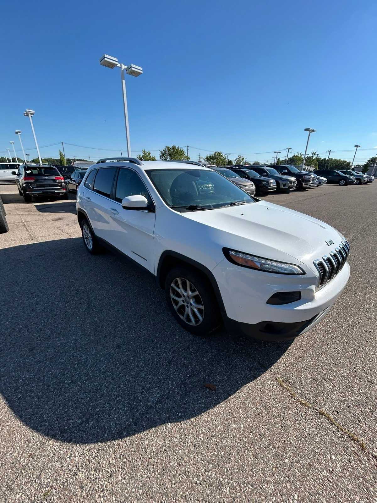 Thumbnail: 2016 Jeep Cherokee - 8