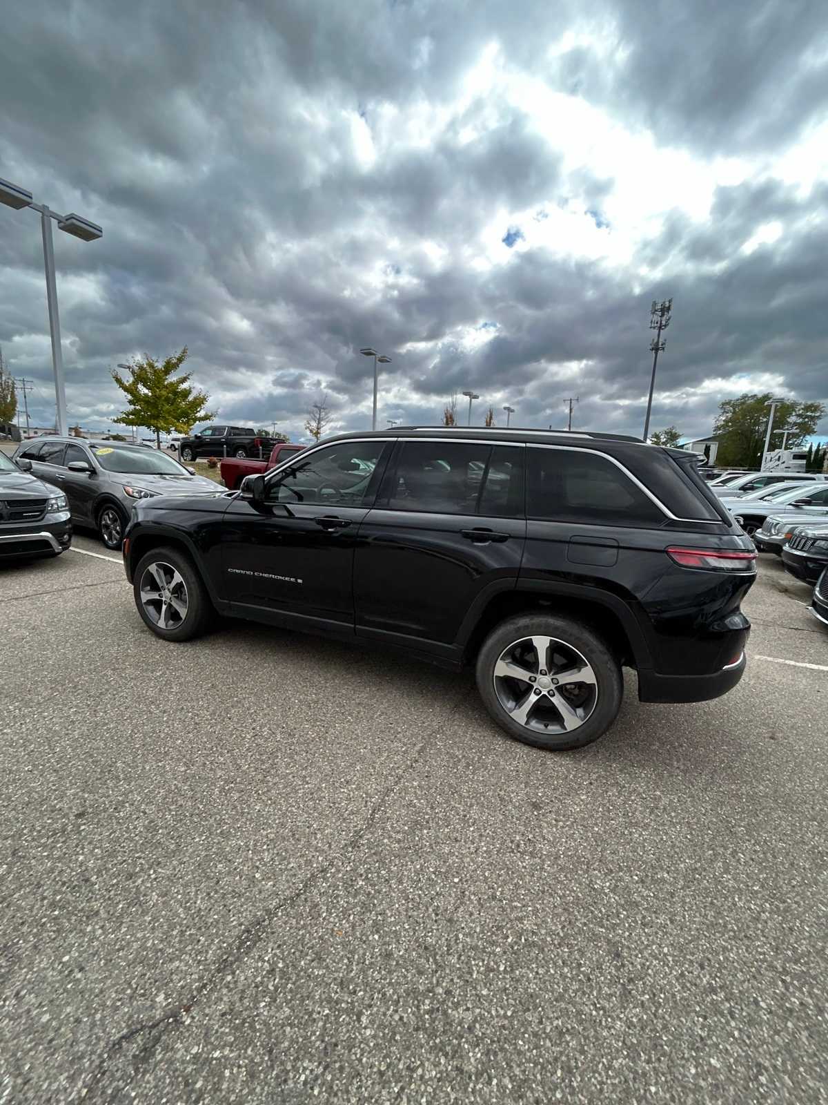 Thumbnail: 2023 Jeep Grand Cherokee - 28