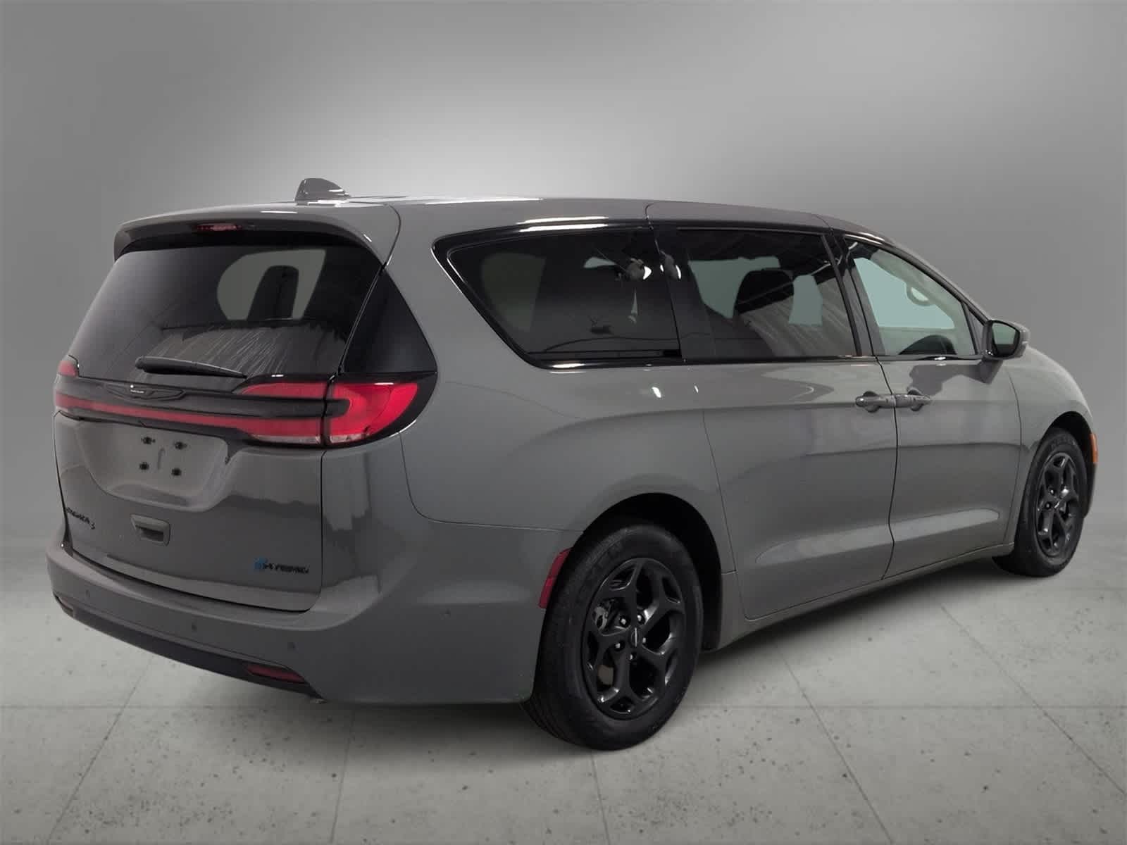 Thumbnail: 2022 Chrysler Pacifica - 8