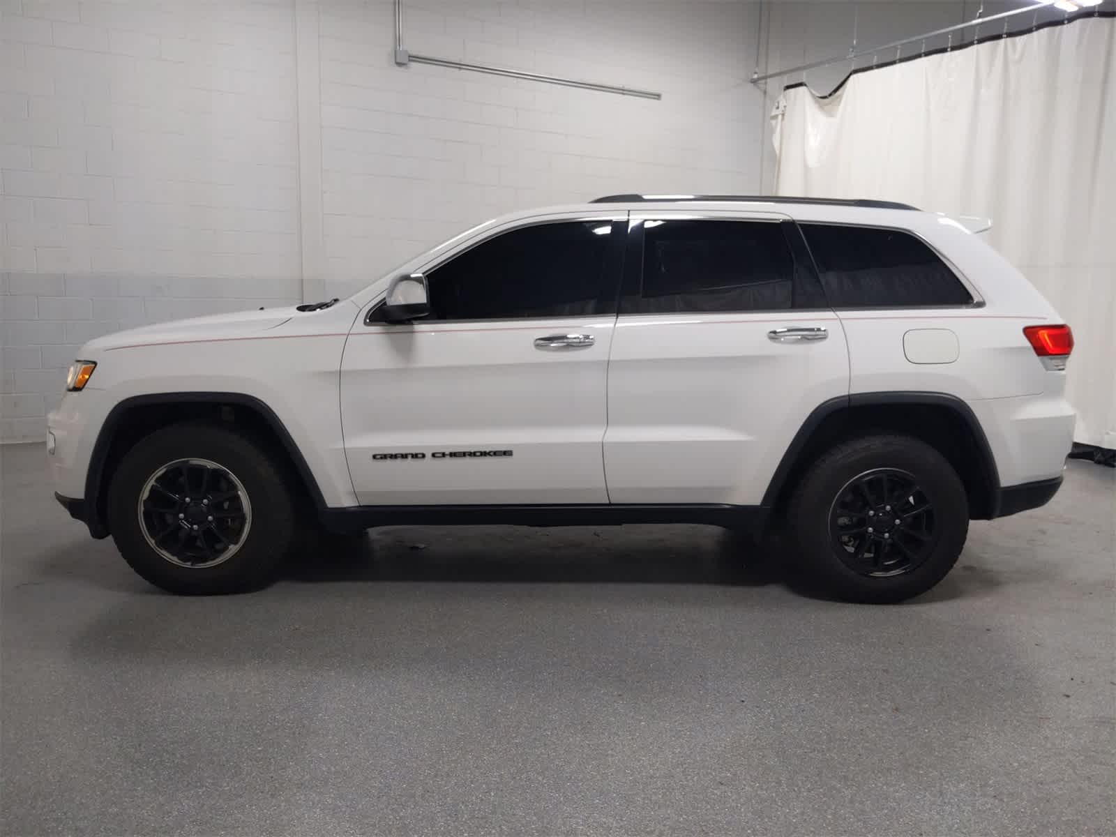 Thumbnail: 2019 Jeep Grand Cherokee - 11