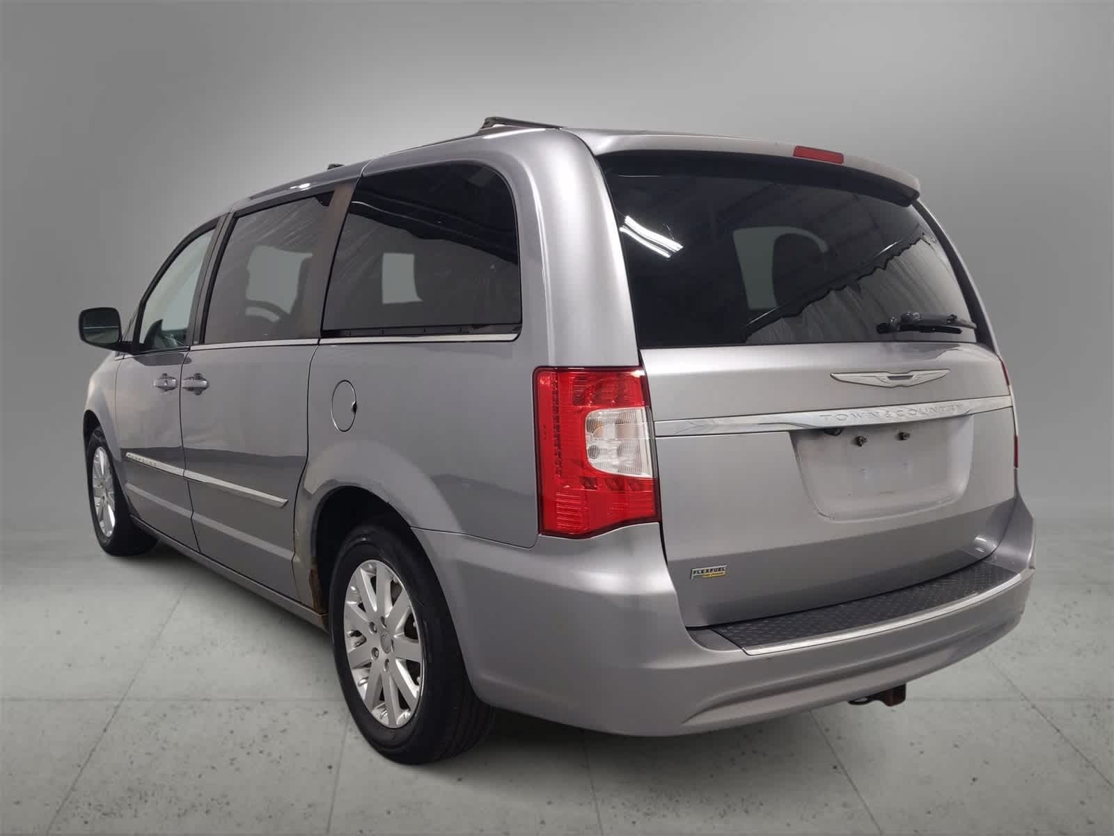 Thumbnail: 2014 Chrysler Town & Country - 6