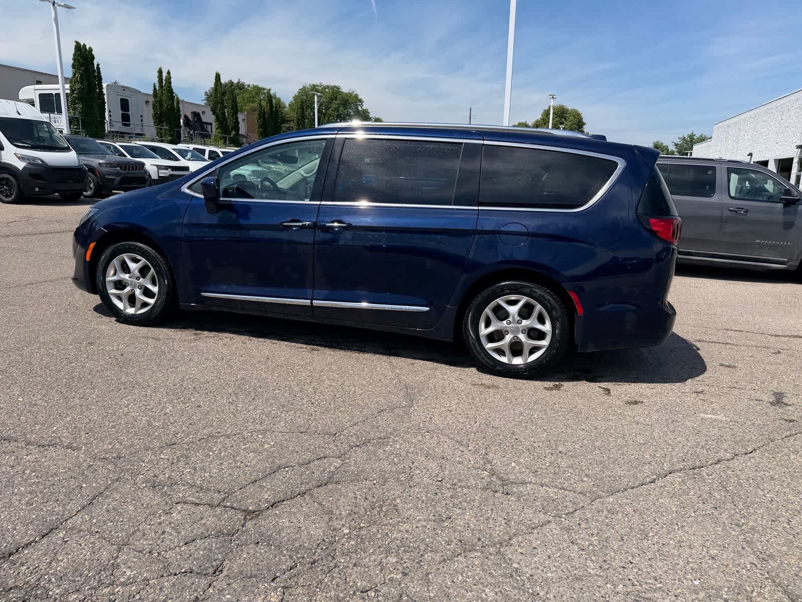 Thumbnail: 2019 Chrysler Pacifica - 30