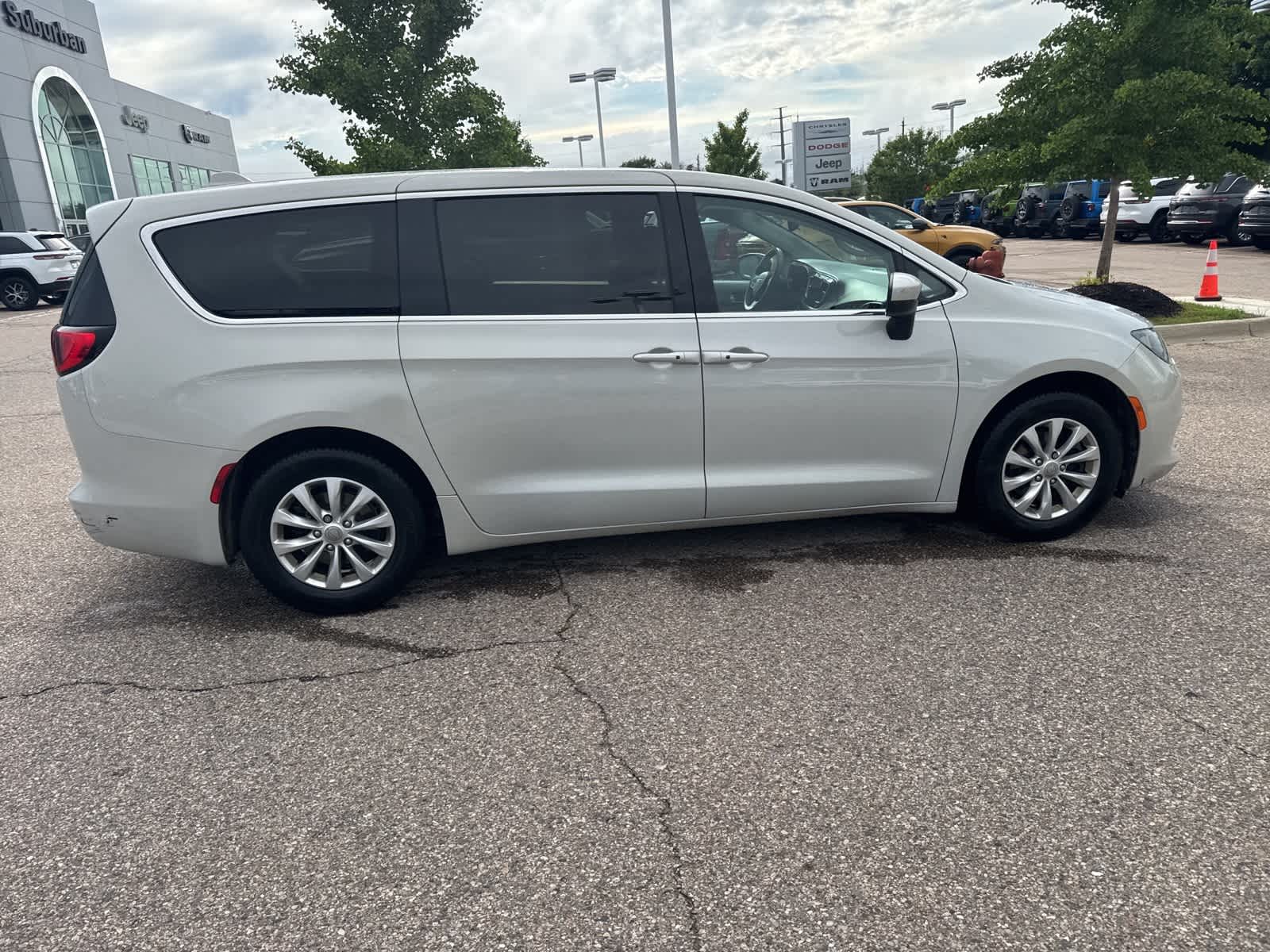 Thumbnail: 2017 Chrysler Pacifica - 13