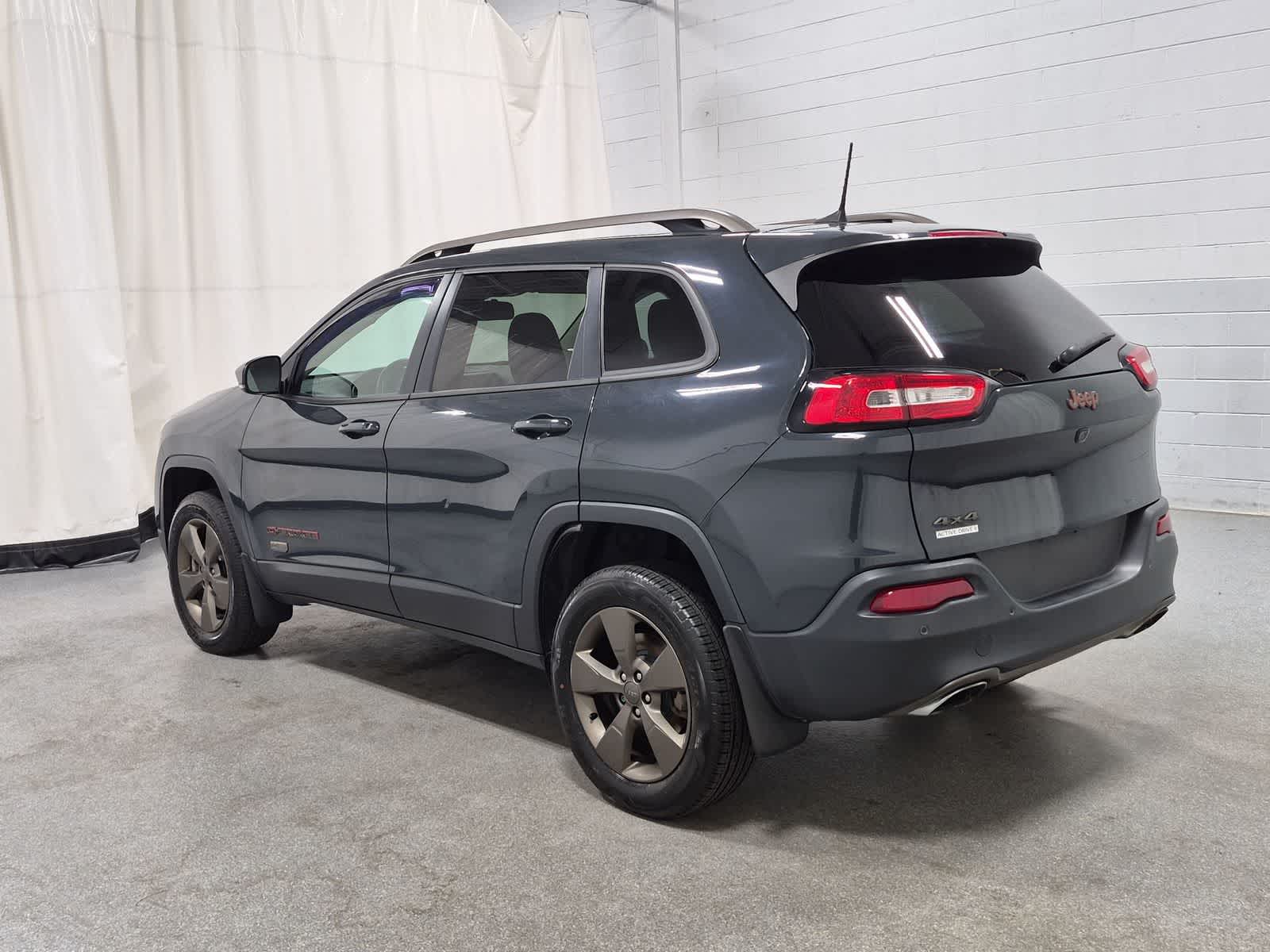 Thumbnail: 2017 Jeep Cherokee - 12