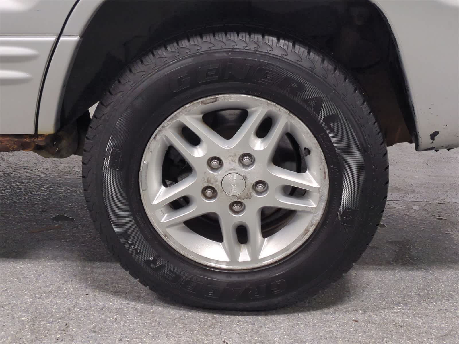 Thumbnail: 2004 Jeep Grand Cherokee - 13