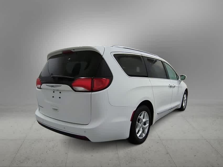 Thumbnail: 2018 Chrysler Pacifica - 8