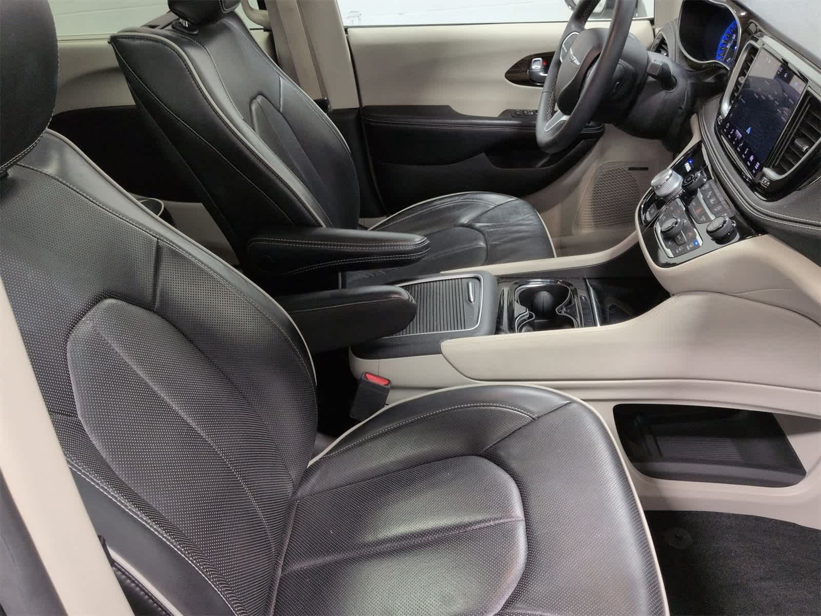 Thumbnail: 2022 Chrysler Pacifica - 24