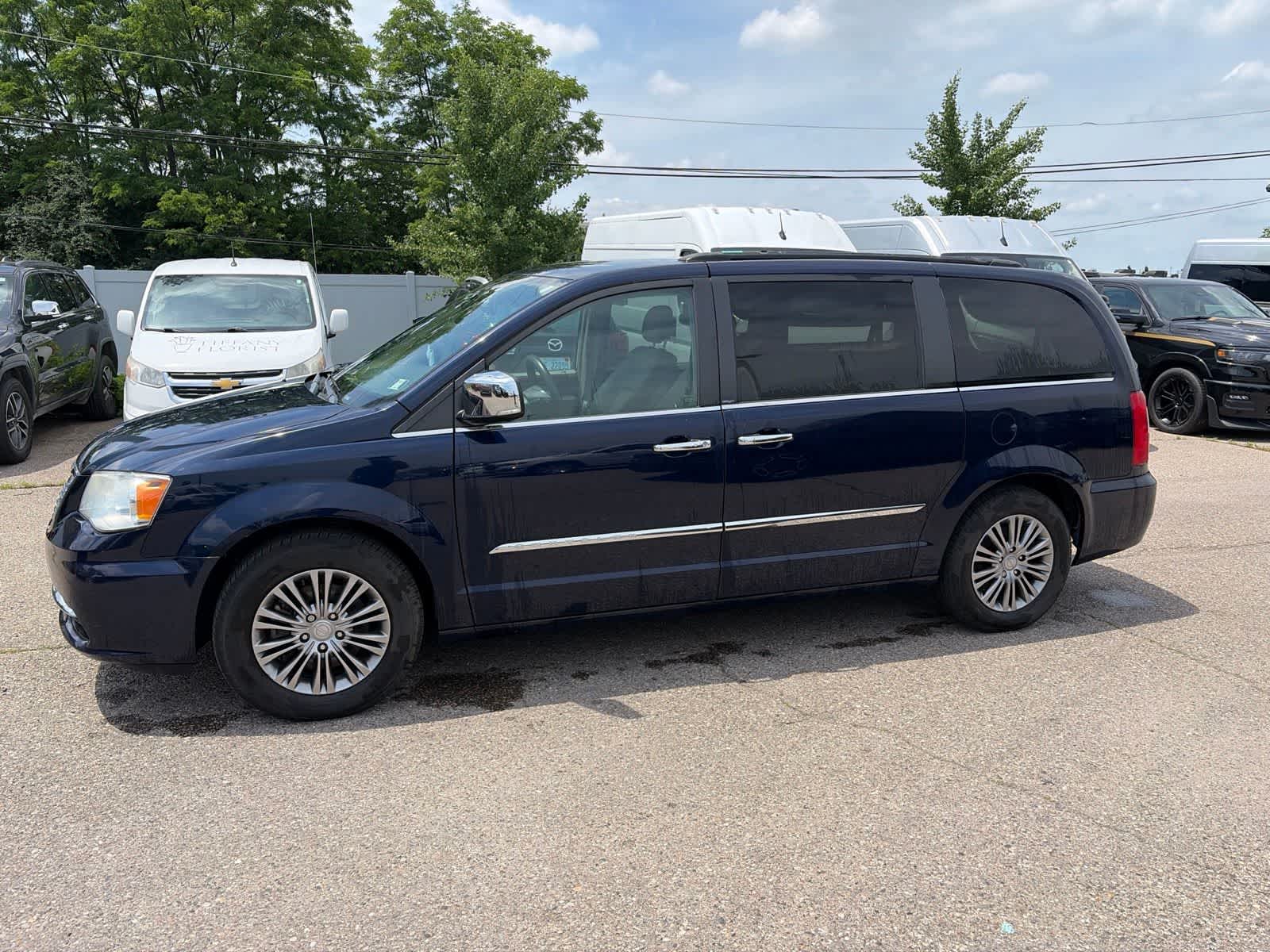 Thumbnail: 2014 Chrysler Town & Country - 18
