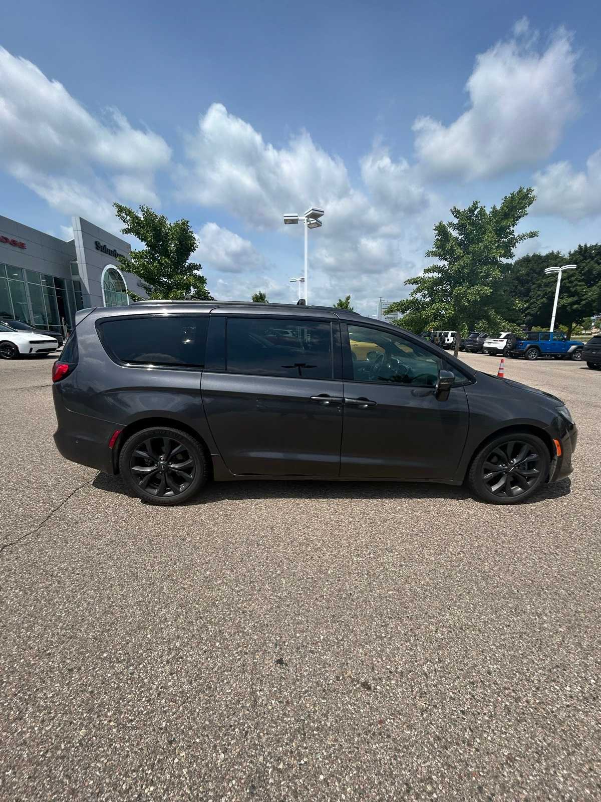 Thumbnail: 2019 Chrysler Pacifica - 15