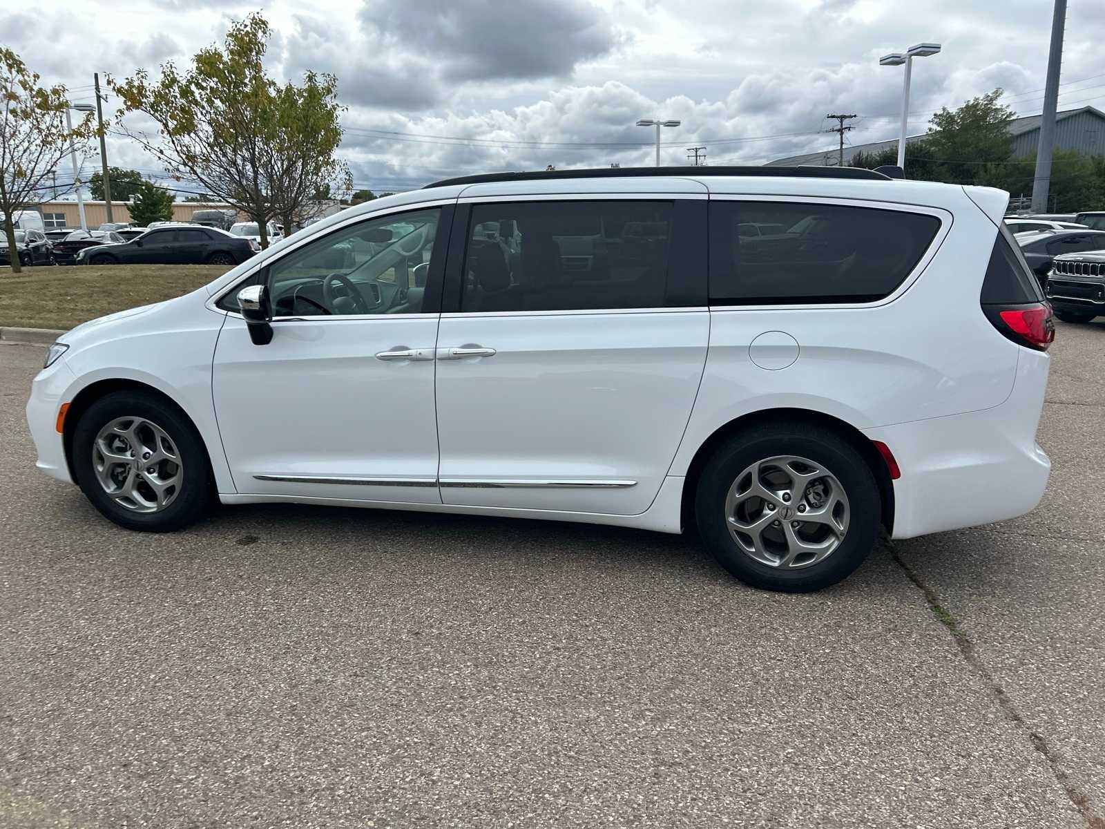 Thumbnail: 2023 Chrysler Pacifica - 28