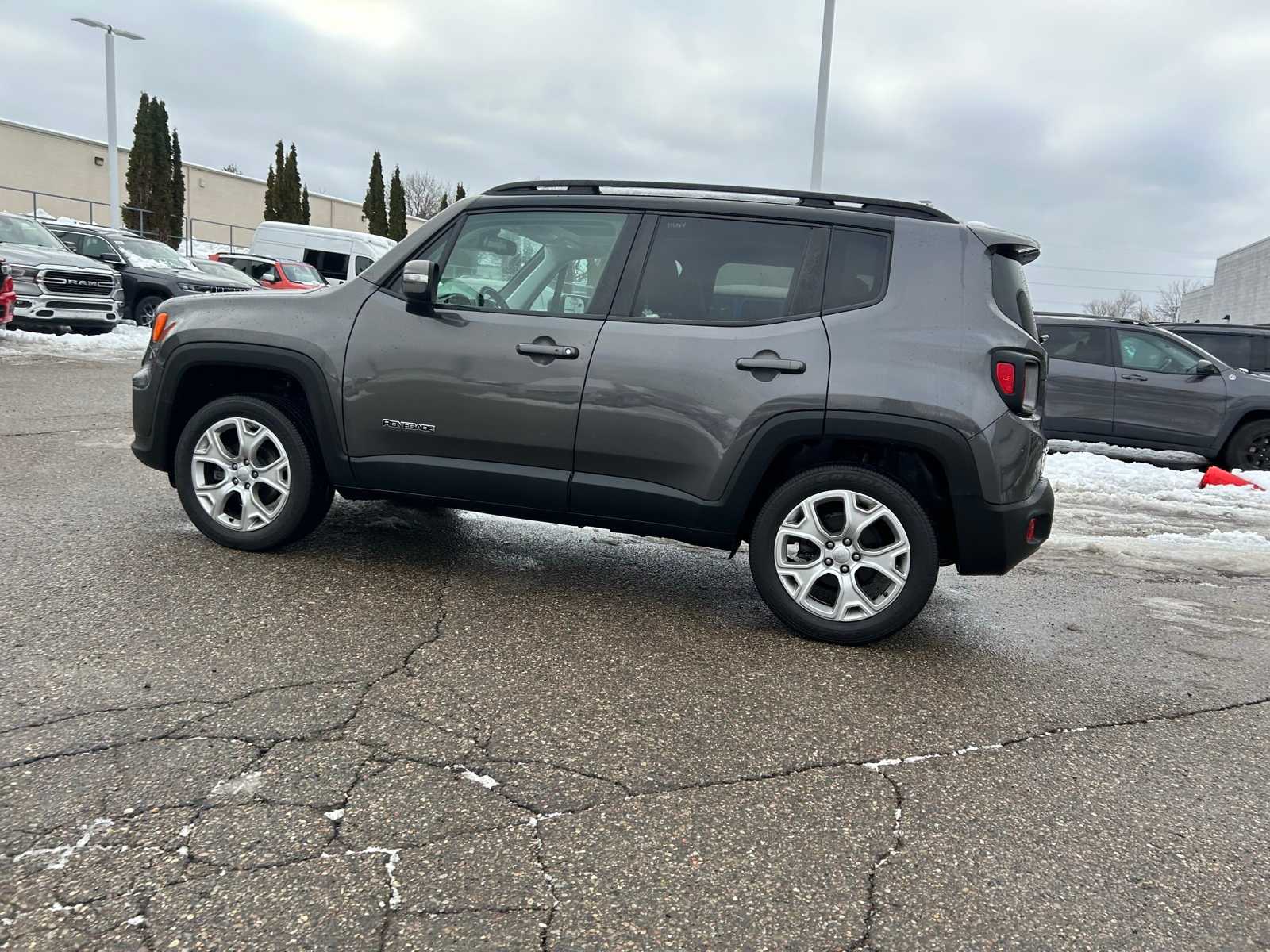 Thumbnail: 2019 Jeep Renegade - 23