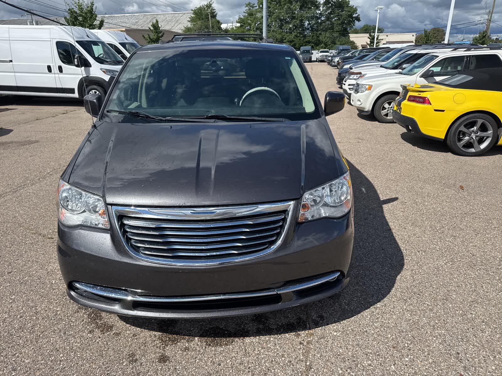 Thumbnail: 2015 Chrysler Town & Country - 4