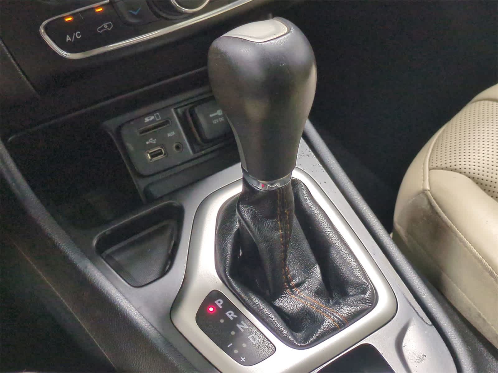 Thumbnail: 2016 Jeep Cherokee - 33