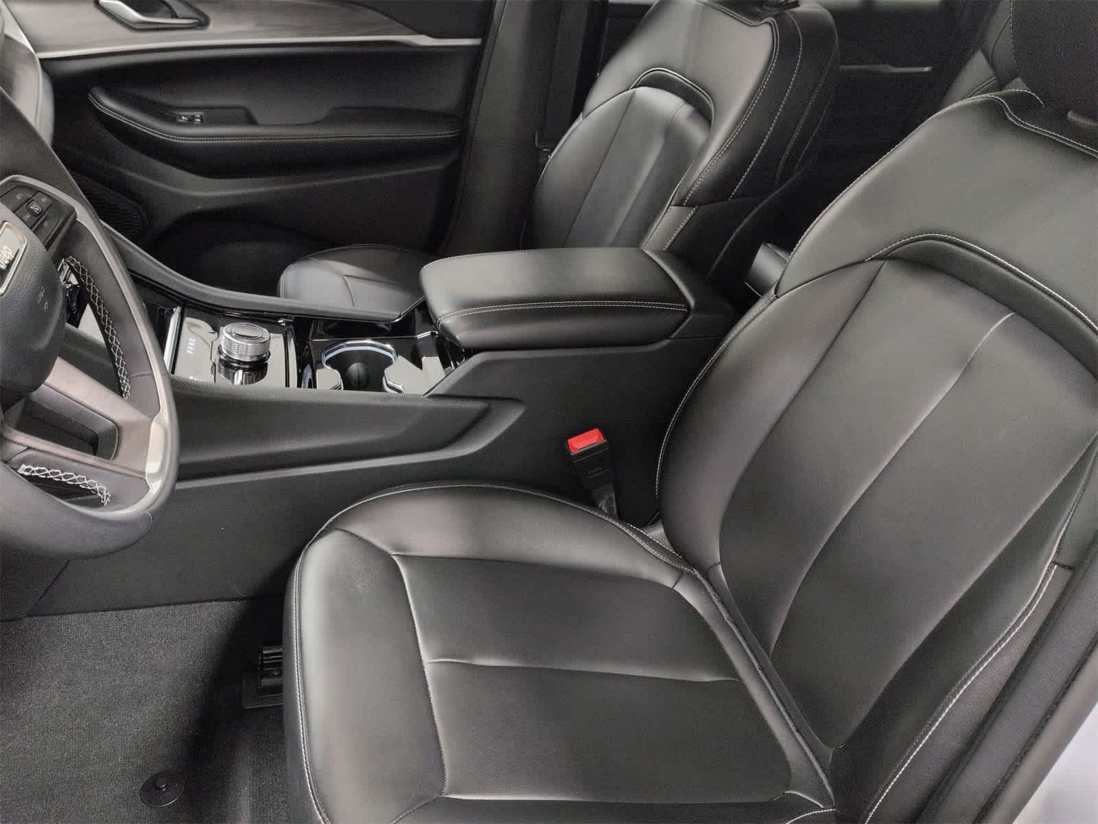 Thumbnail: 2023 Jeep Grand Cherokee - 16